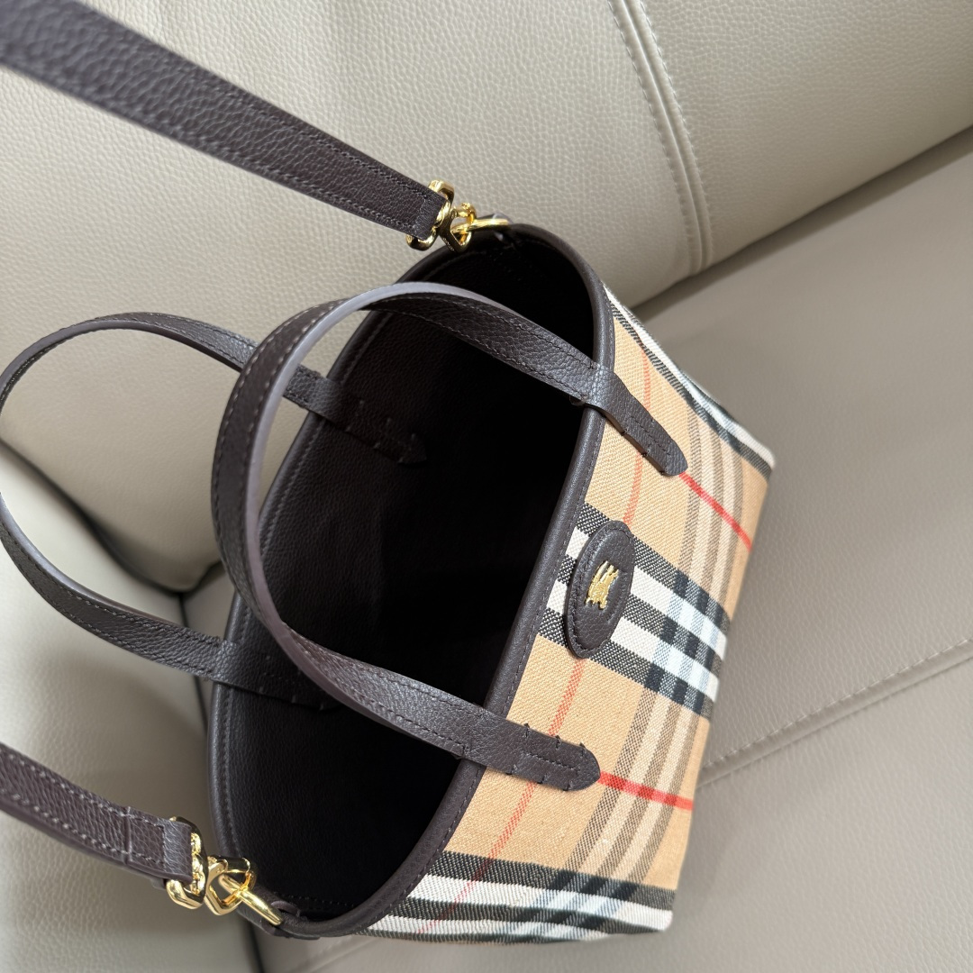 Burberry 新款双面迷你托特包 于意大利工坊精制而成 反面为 Burberry 格纹棉质亚麻混纺面料