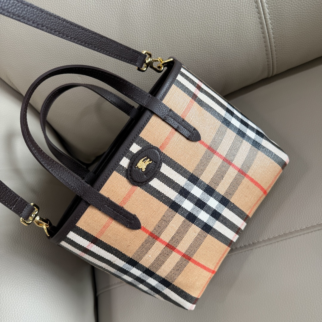 Burberry 新款双面迷你托特包 于意大利工坊精制而成 反面为 Burberry 格纹棉质亚麻混纺面料