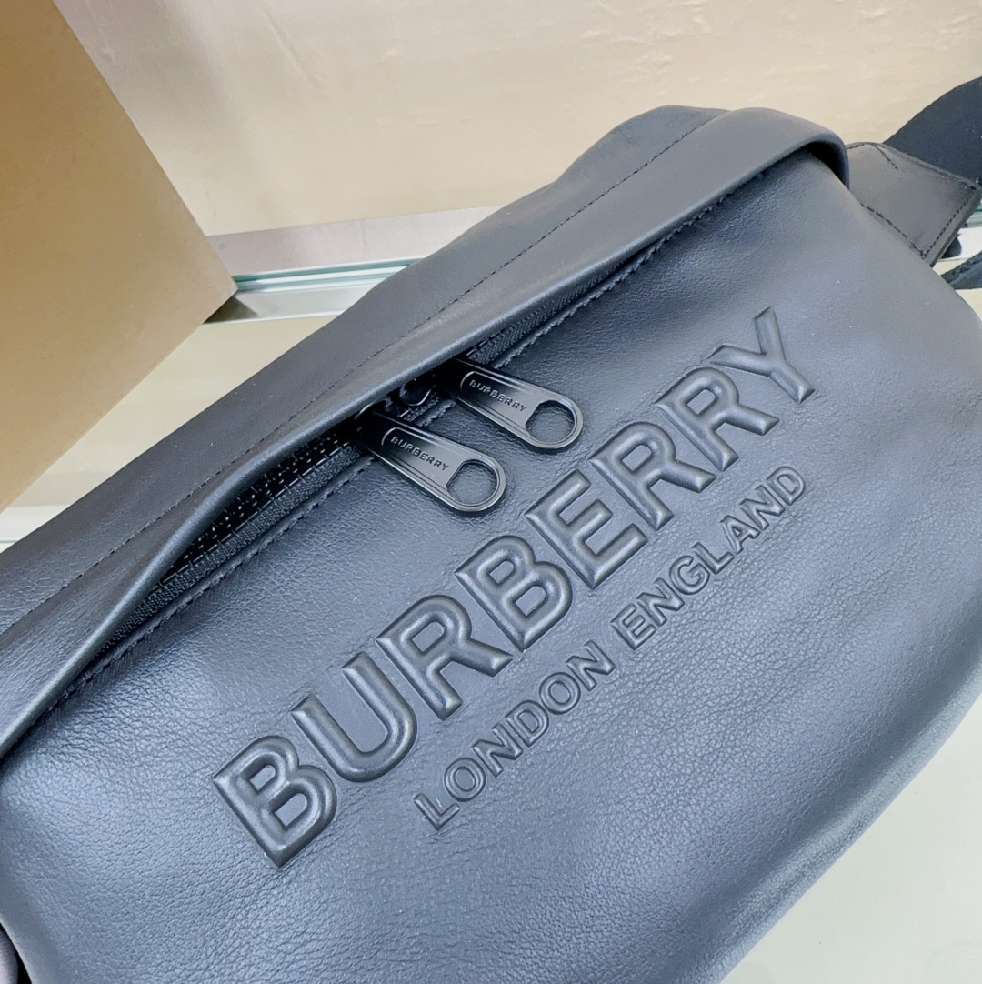 B's latest belt bag draws on the street style of the 1990s and is made of Italian-tanned leather, embellished with brand logo embossing. Can be worn cross-body or tied around the waist with a strap.
31 x 7.5 x 16cm🌟Model 5211 photo 2