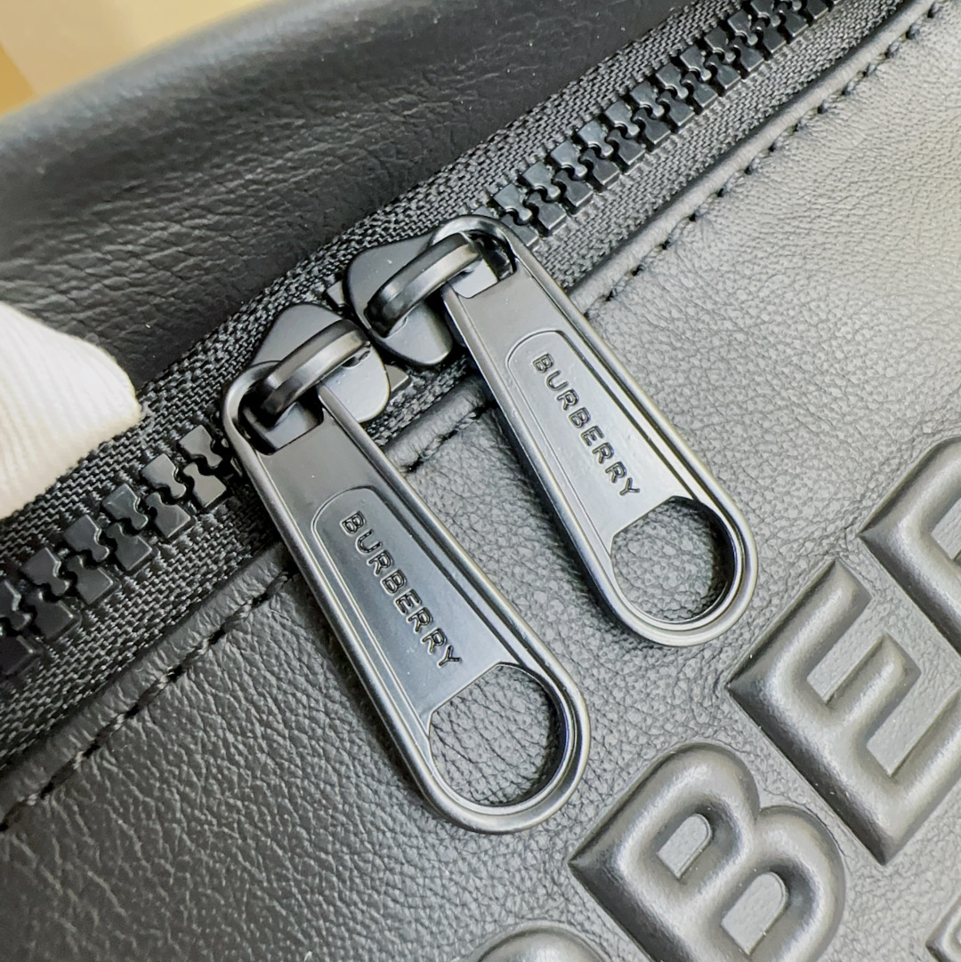 B's latest belt bag draws on the street style of the 1990s and is made of Italian-tanned leather, embellished with brand logo embossing. Can be worn cross-body or tied around the waist with a strap.
31 x 7.5 x 16cm🌟Model 5211 photo 4