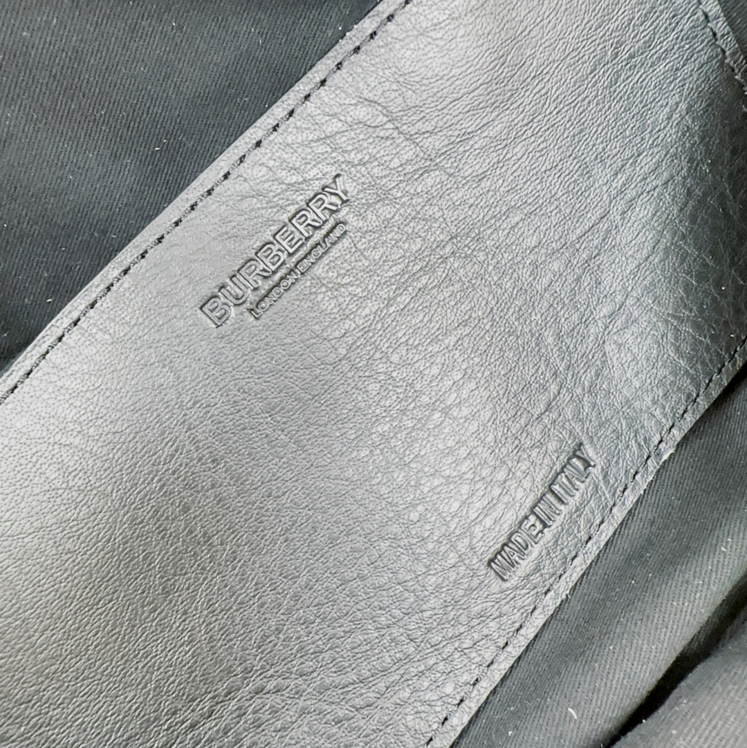 B's latest belt bag draws on the street style of the 1990s and is made of Italian-tanned leather, embellished with brand logo embossing. Can be worn cross-body or tied around the waist with a strap.
31 x 7.5 x 16cm🌟Model 5211 photo 5