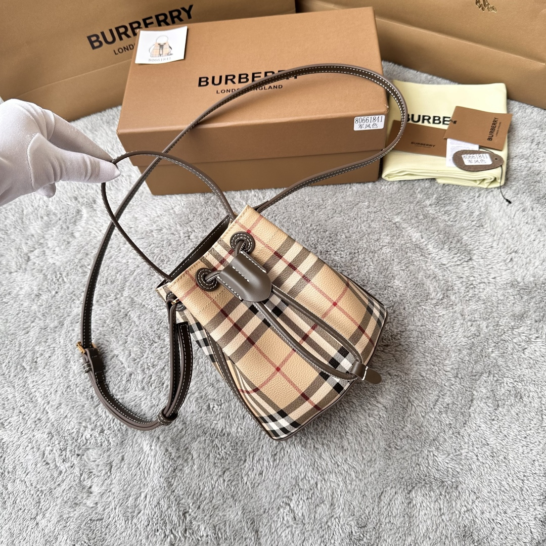 Burberry premium original leather bucket bag in B's new color. It is made of environmentally friendly and easy-care material. It is lightweight a