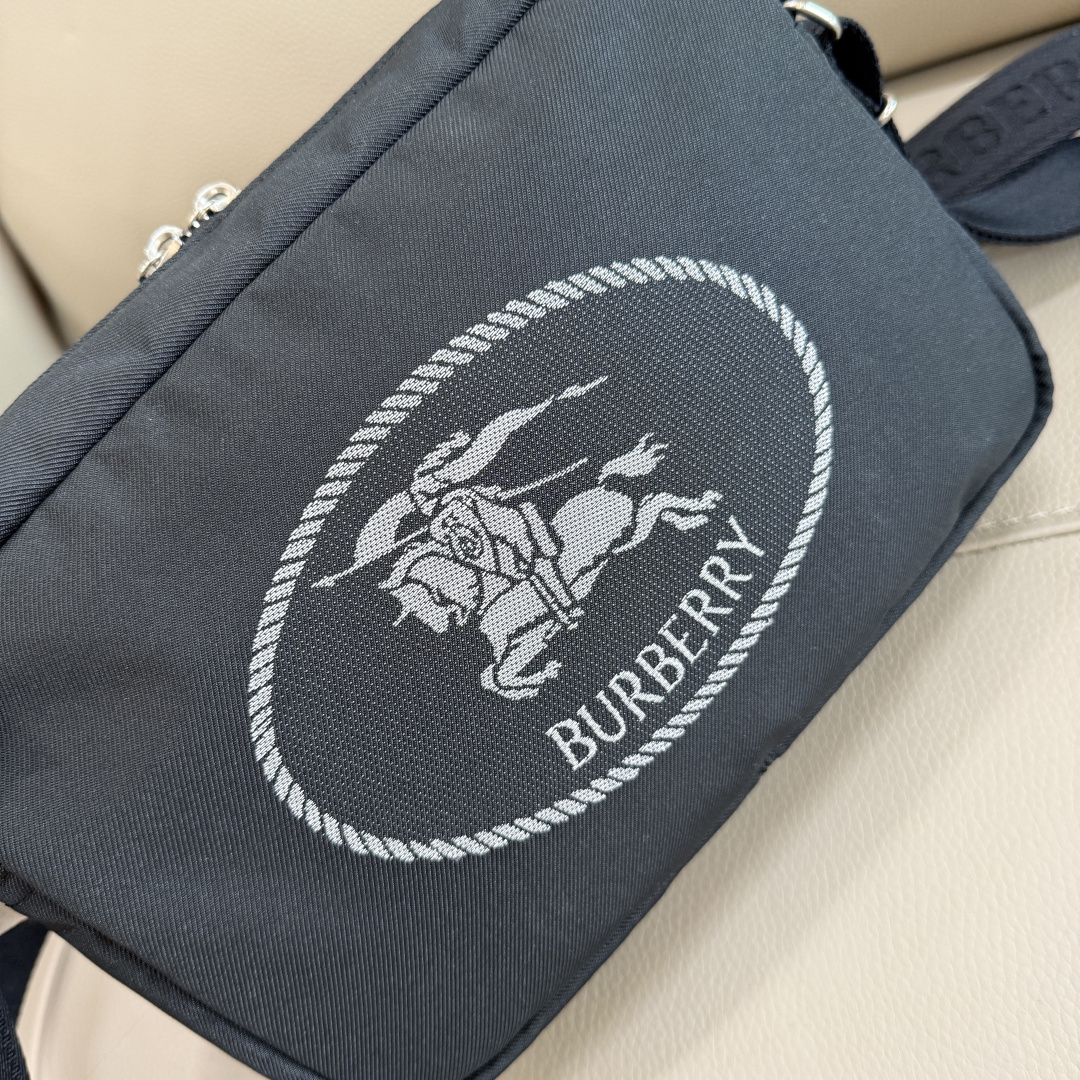 Burberry B家最新斜背包 装饰与内讨配色呼应的精纺崁纱骑士印章