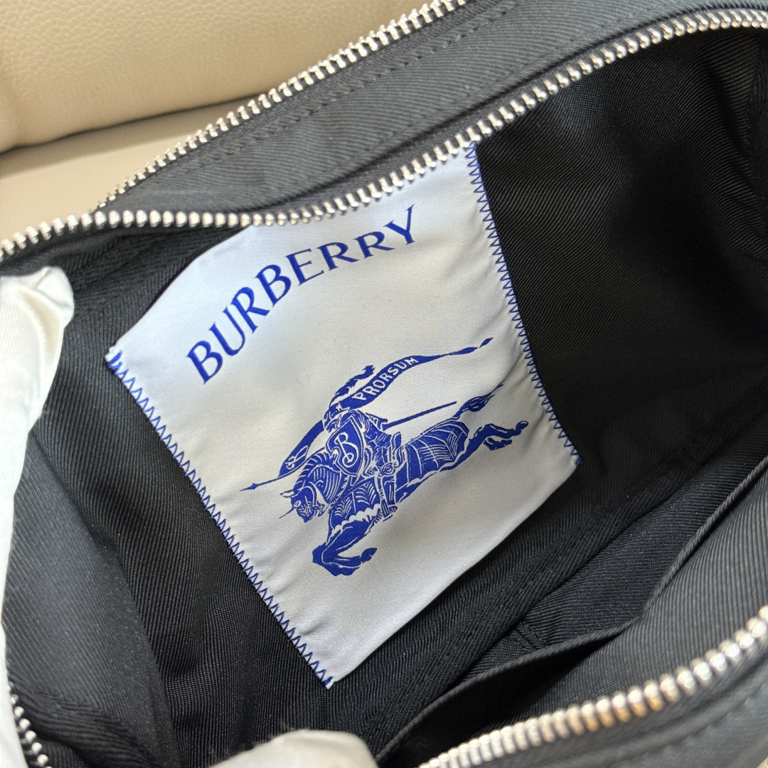 Burberry B家最新斜背包 装饰与内讨配色呼应的精纺崁纱骑士印章