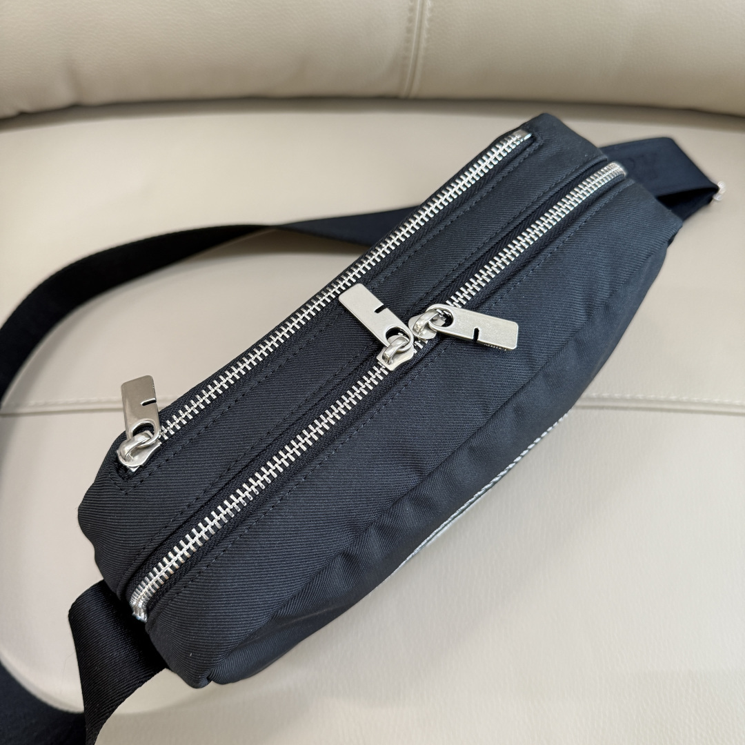 Burberry B家最新斜背包 装饰与内讨配色呼应的精纺崁纱骑士印章