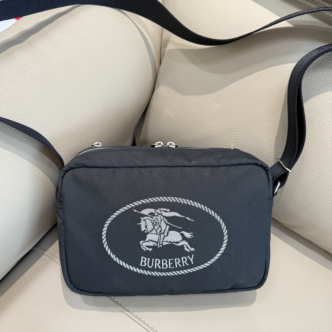 Burberry B家最新斜背包 装饰与内讨配色呼应的精纺崁纱骑士印章