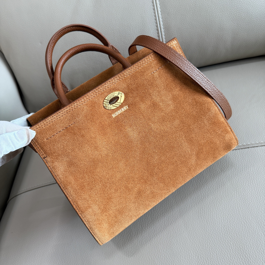 Burberry 小号 新款隽永设计 Cotswolds 托特包 选用反绒面革材质打造
