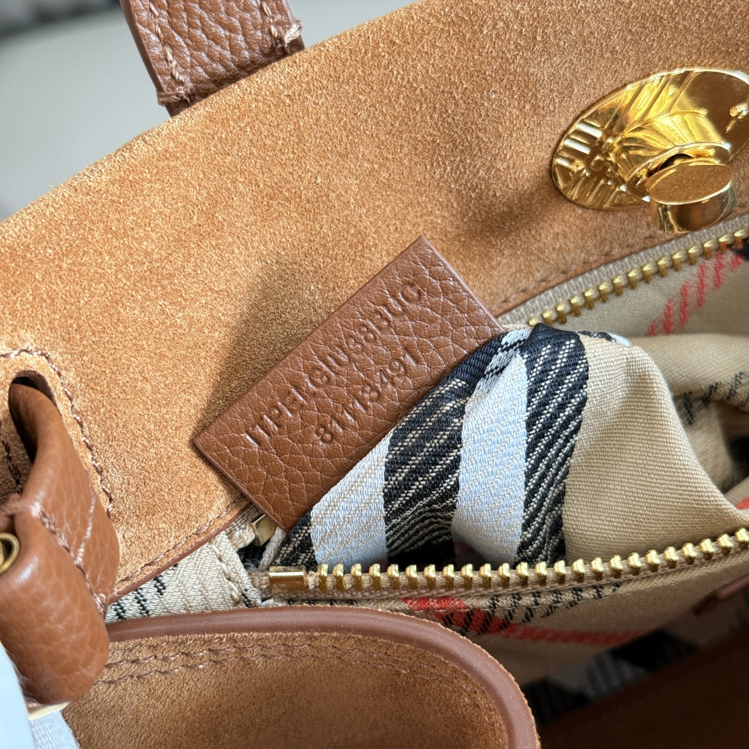 Burberry 小号 新款隽永设计 Cotswolds 托特包 选用反绒面革材质打造