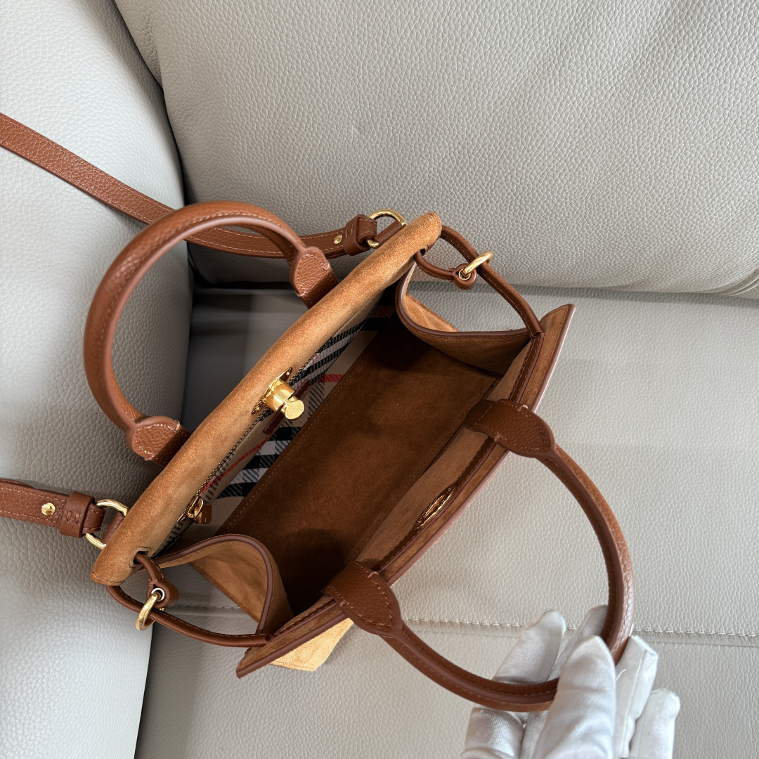 Burberry 小号 新款隽永设计 Cotswolds 托特包 选用反绒面革材质打造