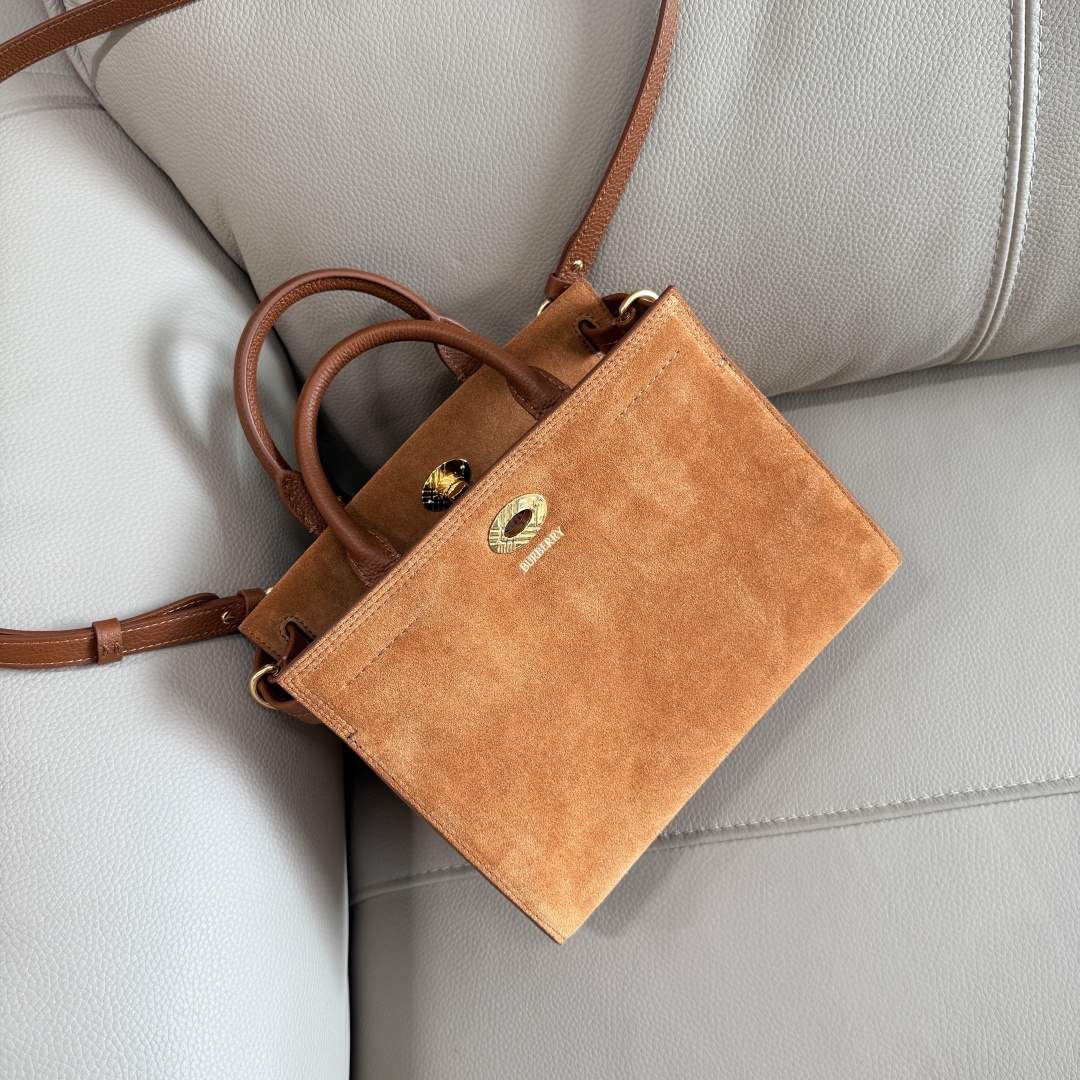 Burberry's timeless design Cotswolds tote bag is made of suede and crafted in its Italian workshop. After fine polishing, it has a soft touch. Pa