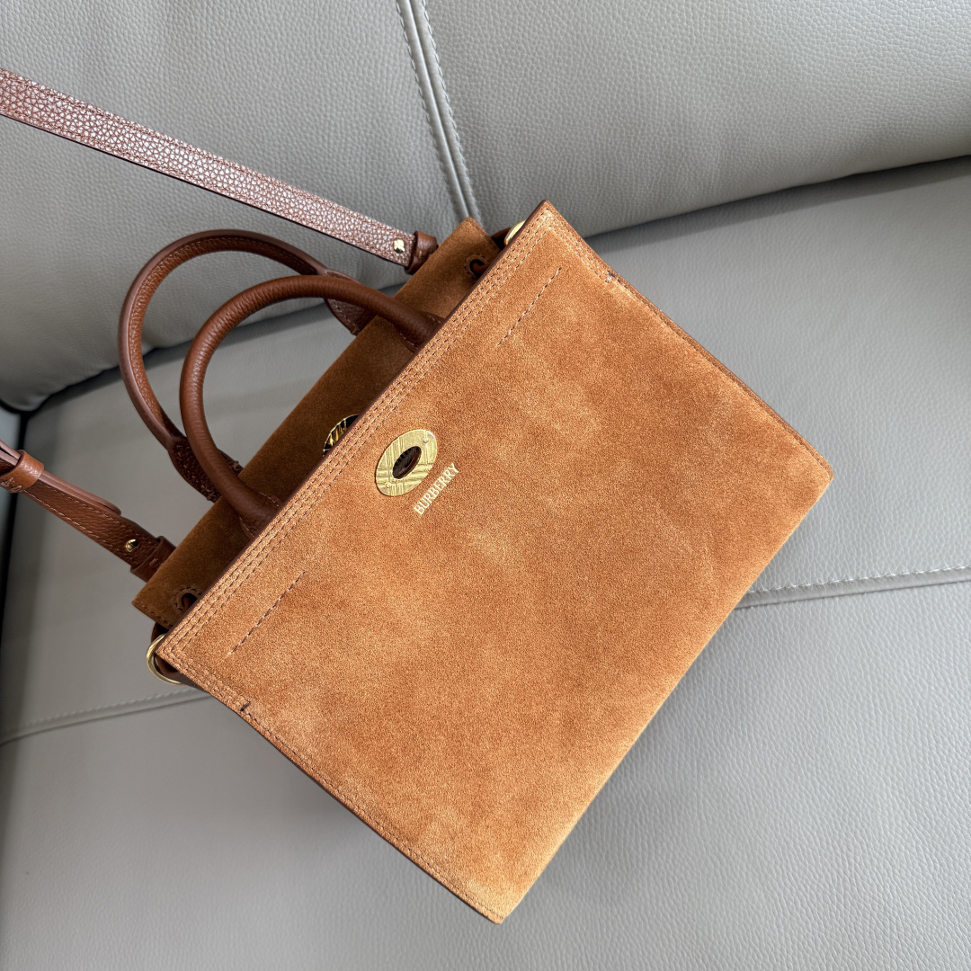 Burberry 小号 新款隽永设计 Cotswolds 托特包 选用反绒面革材质打造
