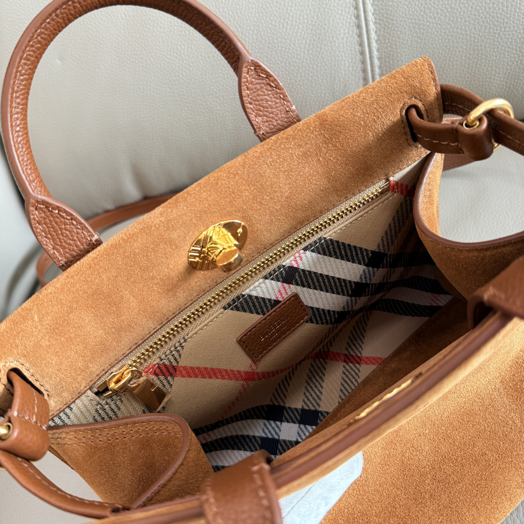 Burberry 小号 新款隽永设计 Cotswolds 托特包 选用反绒面革材质打造