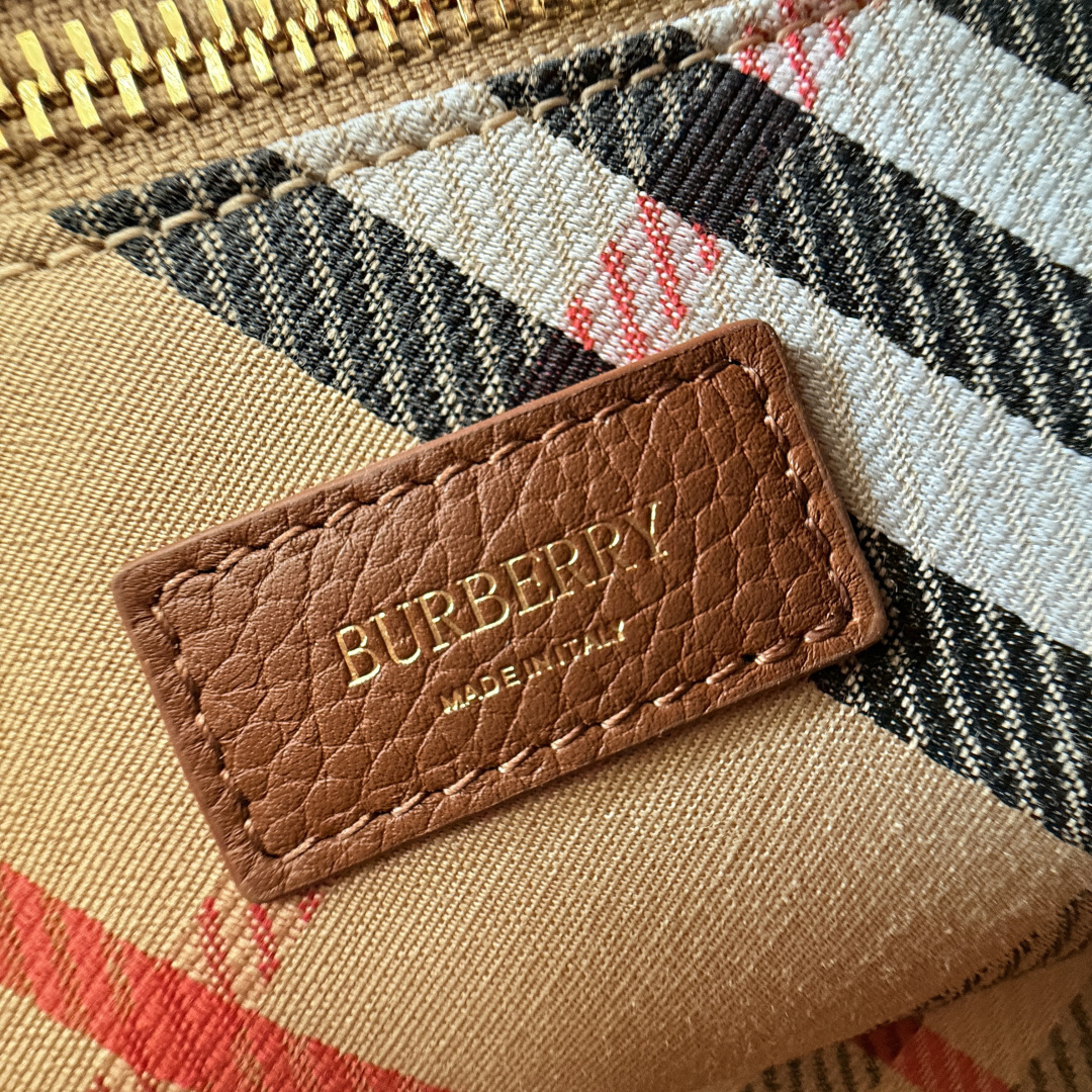 Burberry 小号 新款隽永设计 Cotswolds 托特包 选用反绒面革材质打造