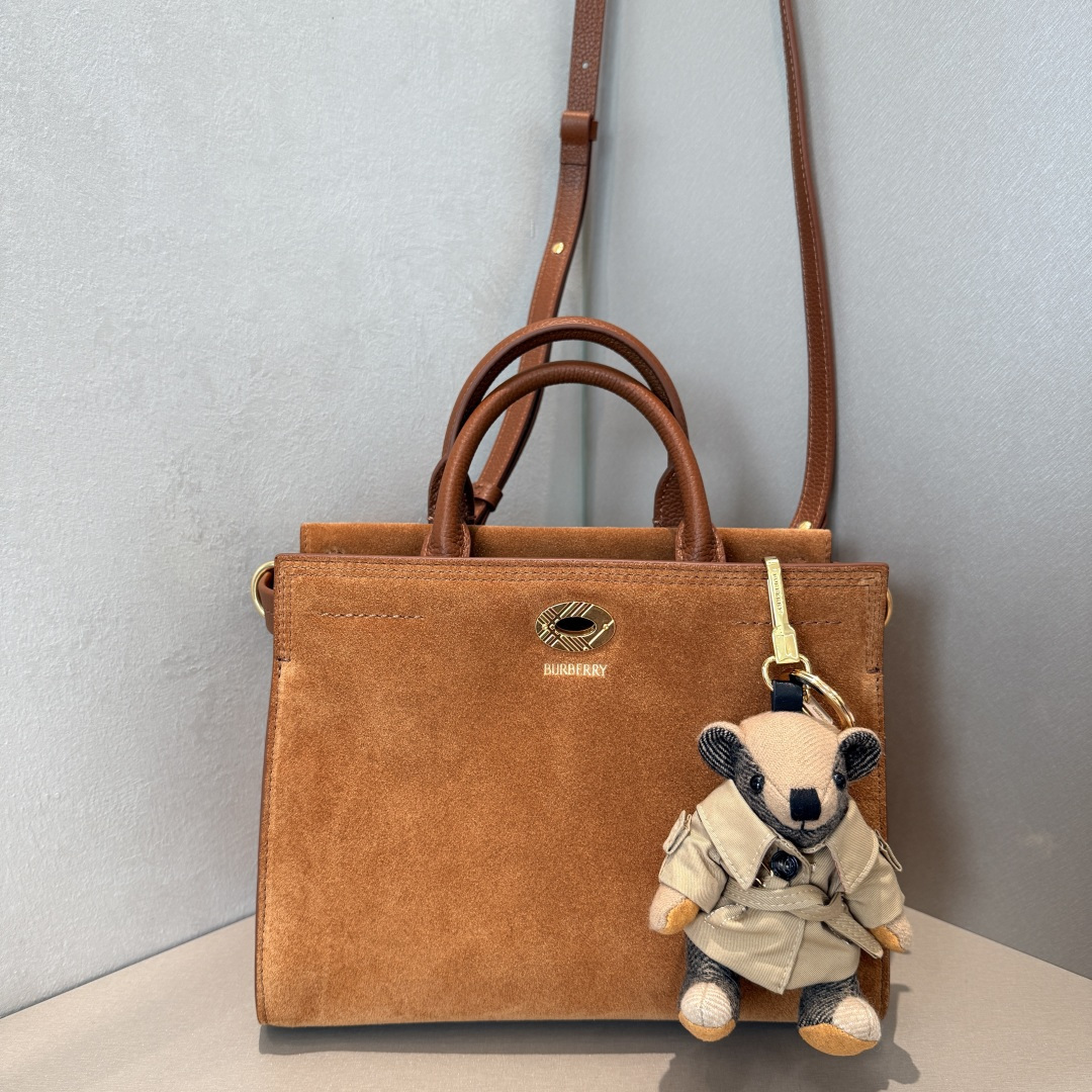 Burberry Timeless design Cotswolds tote bag crafted in suede in an Italian workshop. After fine polishing, it has a soft touch. Partly lined, it'