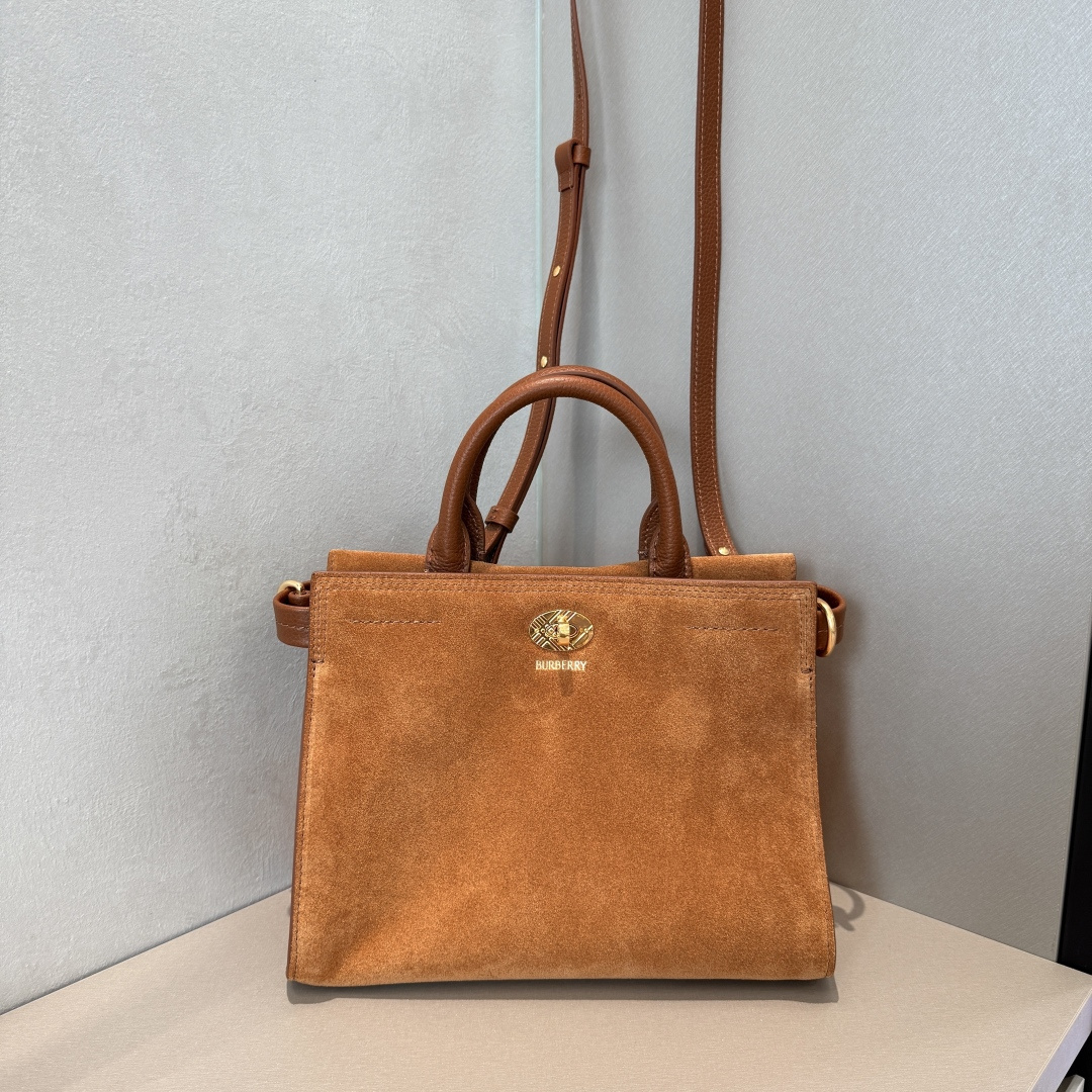 Burberry Timeless design Cotswolds tote bag crafted in suede in an Italian workshop. After fine polishing, it has a soft touch. Partly lined, it'