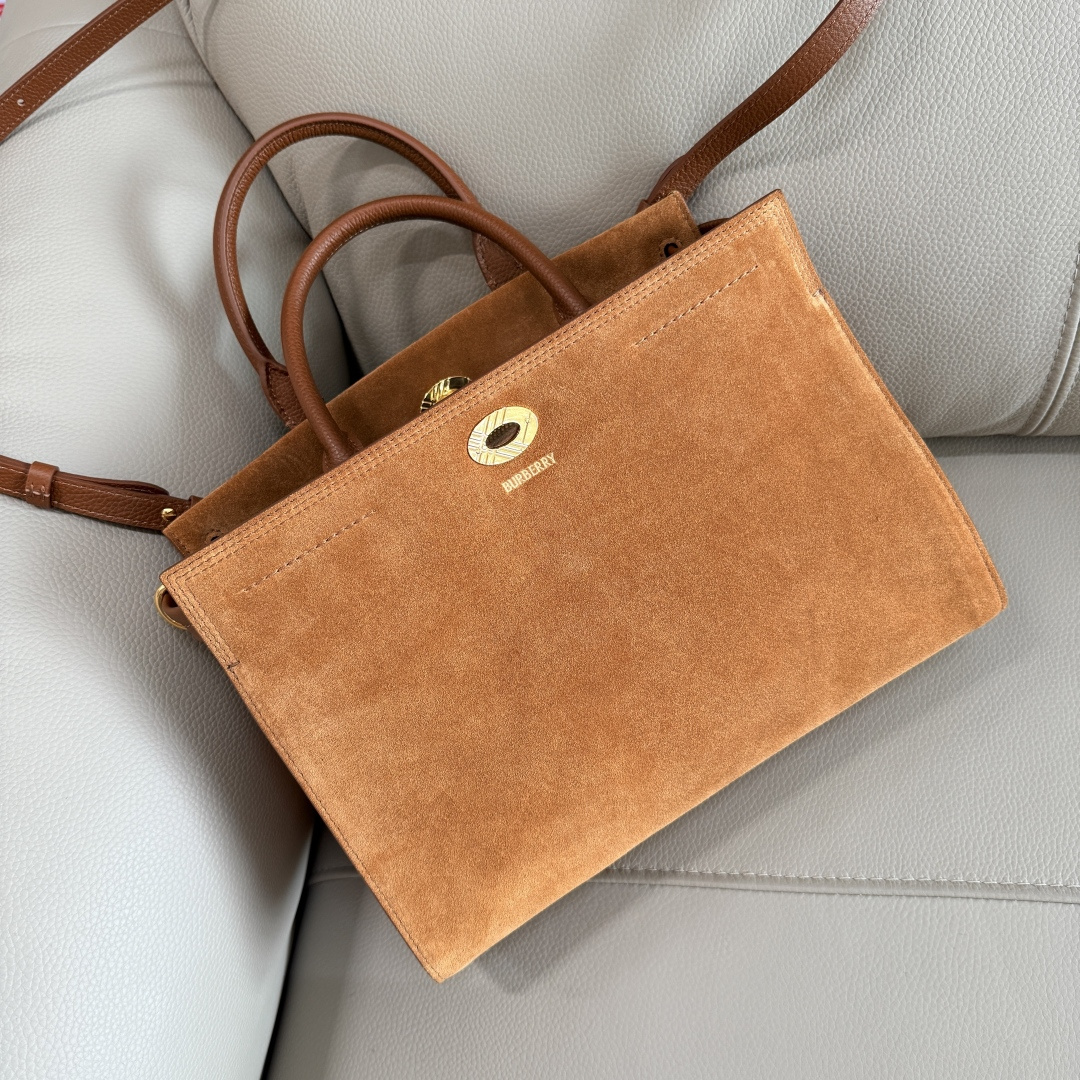 Burberry 中号 新款隽永设计 Cotswolds 托特包 选用反绒面革材质打造