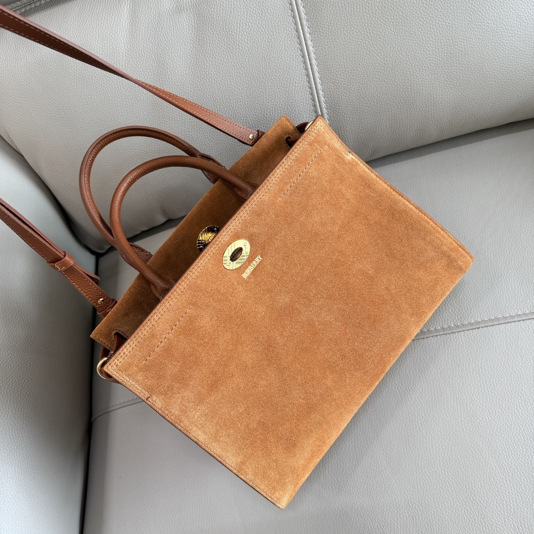 Burberry 中号 新款隽永设计 Cotswolds 托特包 选用反绒面革材质打造
