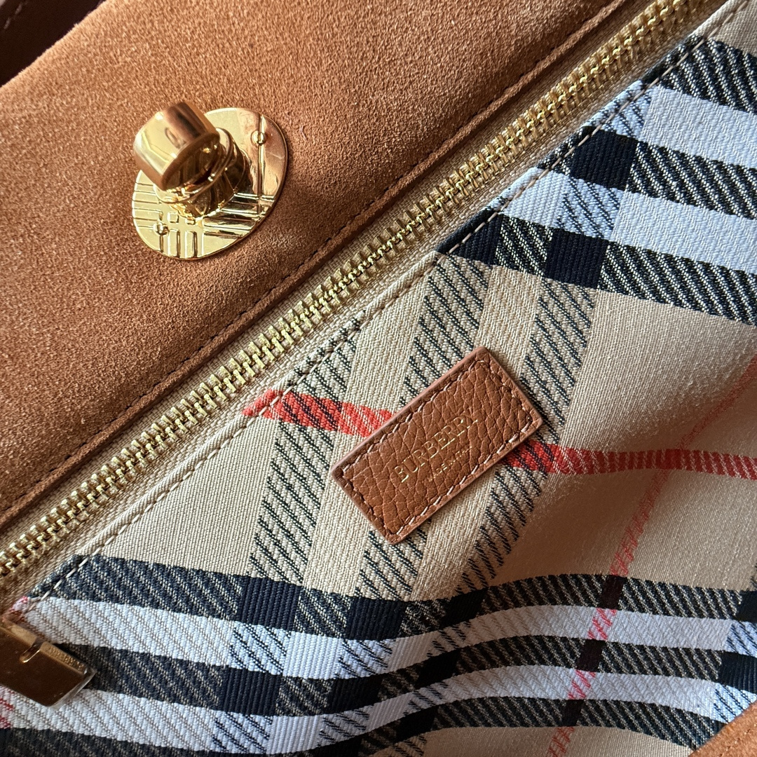 Burberry 中号 新款隽永设计 Cotswolds 托特包 选用反绒面革材质打造