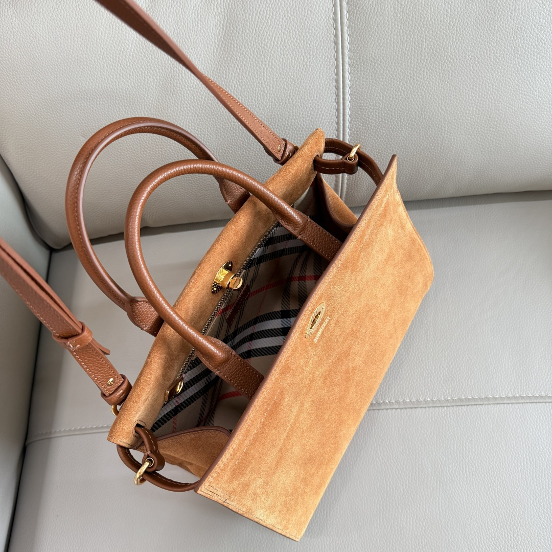 Burberry 中号 新款隽永设计 Cotswolds 托特包 选用反绒面革材质打造