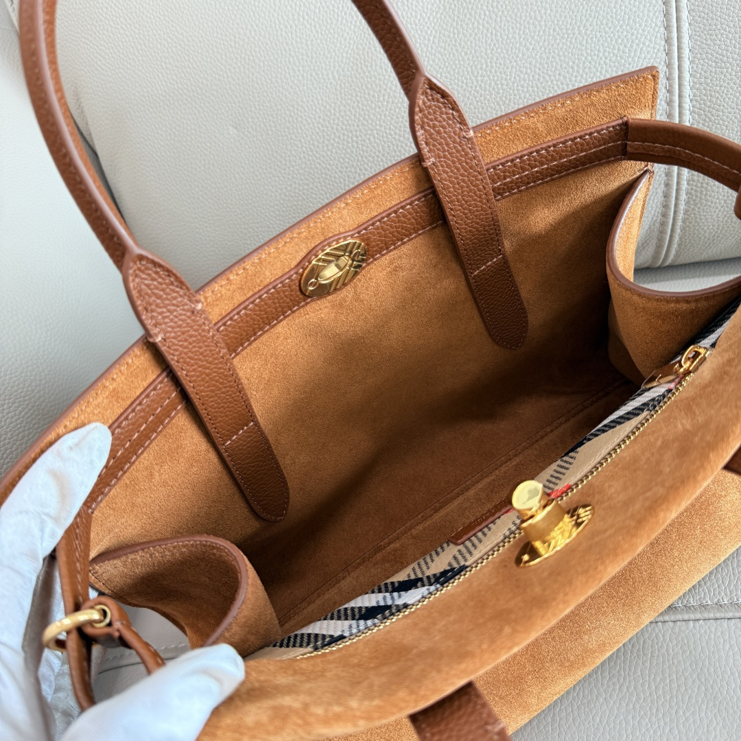 Burberry 中号 新款隽永设计 Cotswolds 托特包 选用反绒面革材质打造