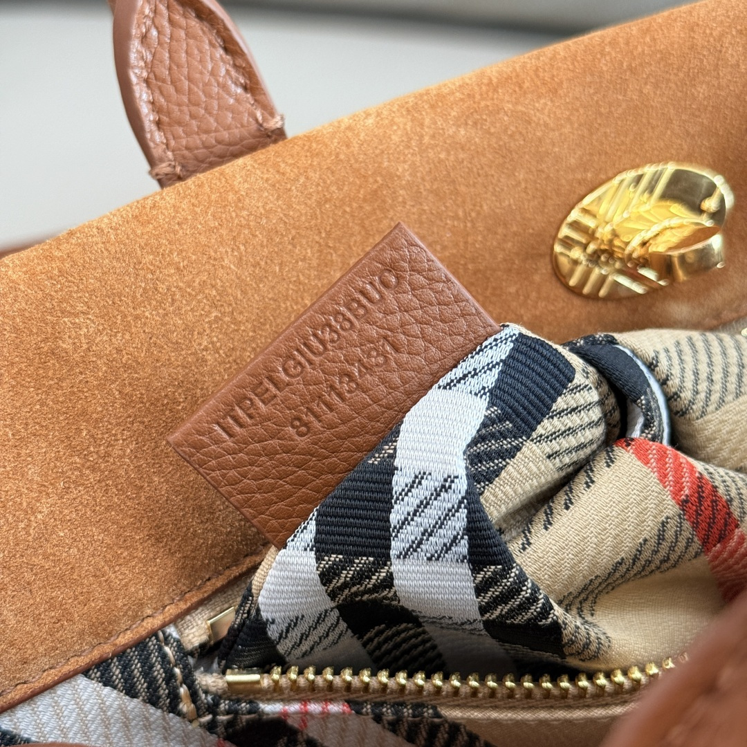 Burberry 中号 新款隽永设计 Cotswolds 托特包 选用反绒面革材质打造