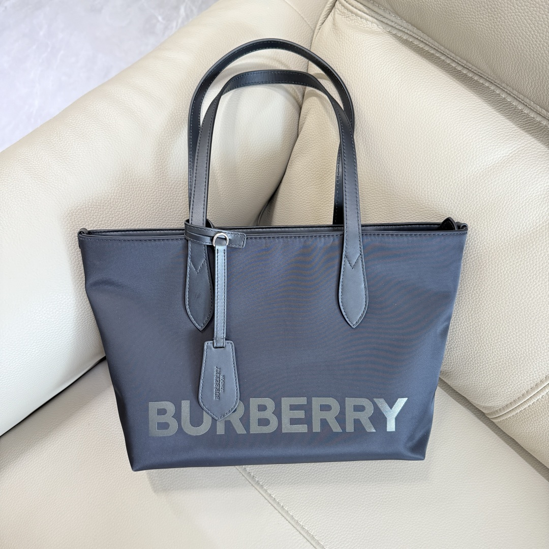 Especial 🅿️500 BUR nylon con cuero, bolso tote, bolsa de compras. El cuerpo es muy ligero, gran capacidad, diseñado co…