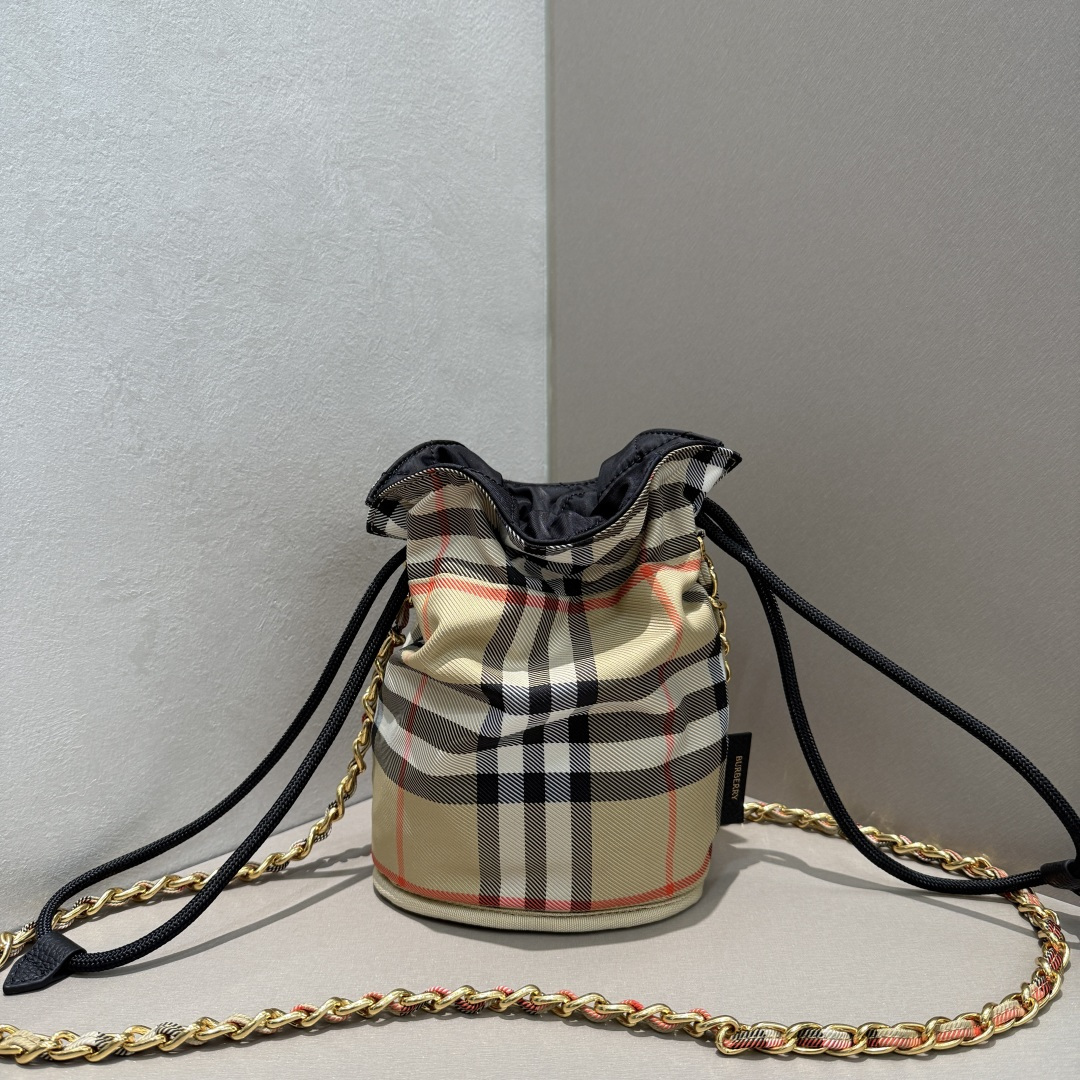 Burberry's premium original soft and upright Horseshoe storage bag draws inspiration from the elegance of the British countryside. Made of quilte