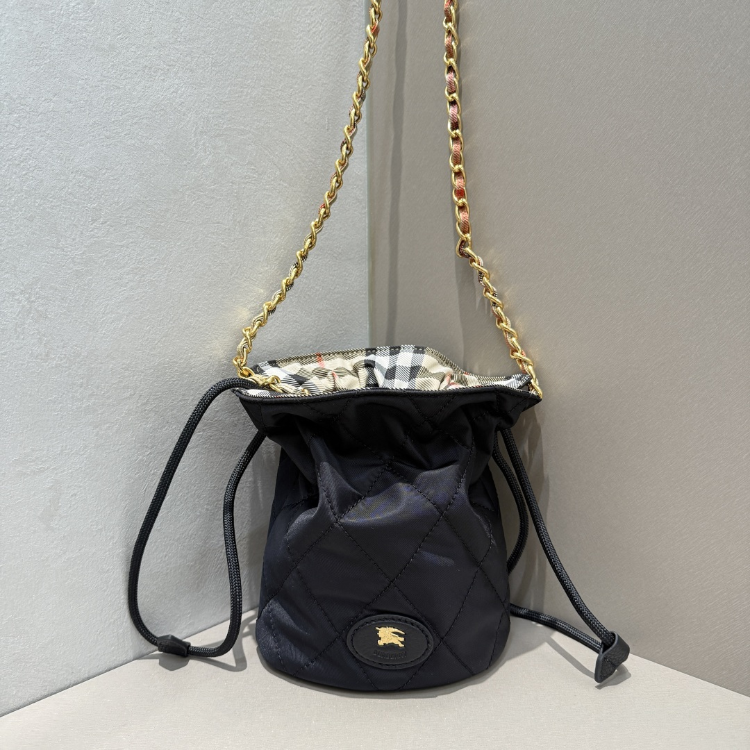 Burberry's premium original soft and upright Horseshoe storage bag draws inspiration from the elegance of the British countryside. Made of quilte