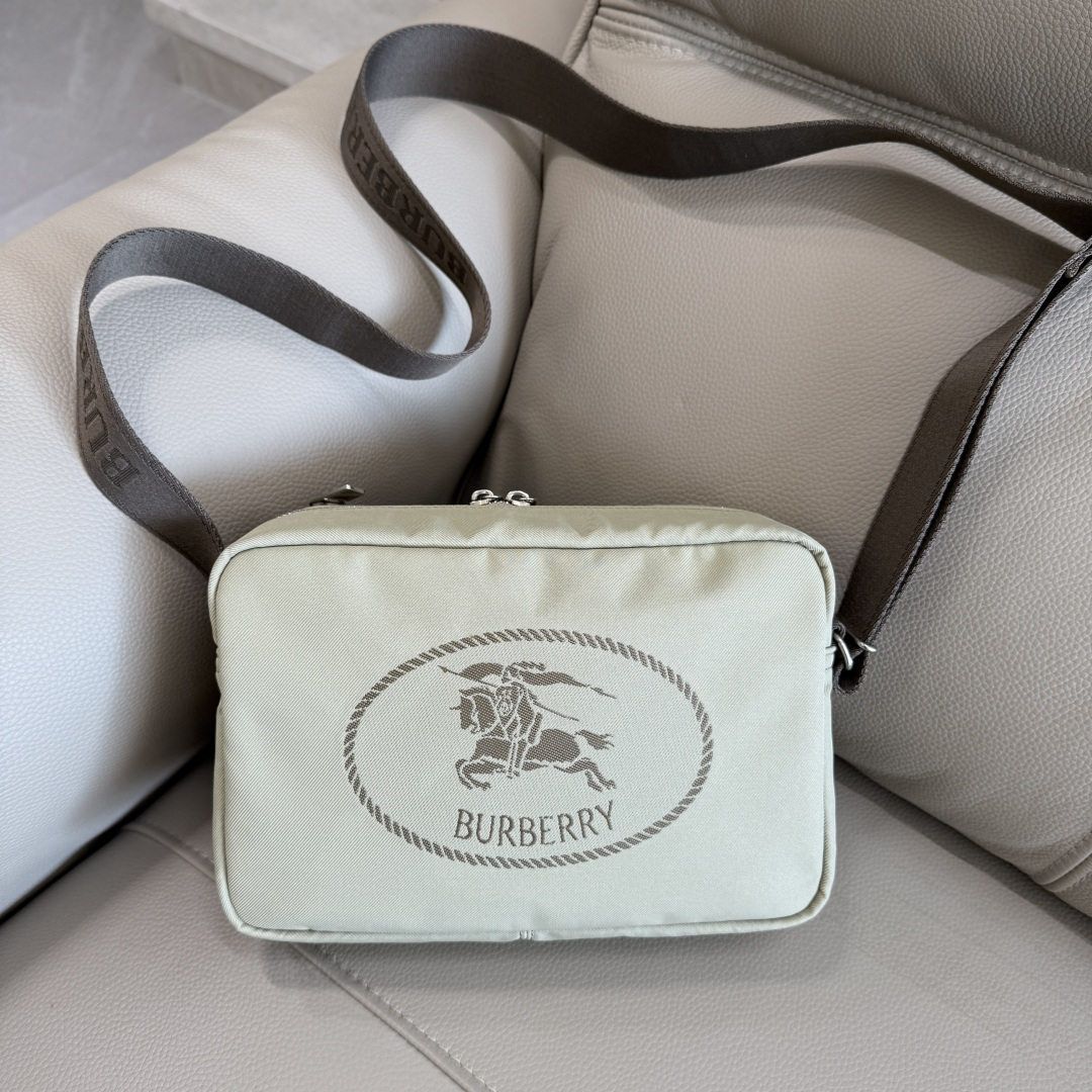 The latest cross-body messenger bag from Burberry Premium Original B is decorated with a worsted gauze knight's seal that matches the color of th