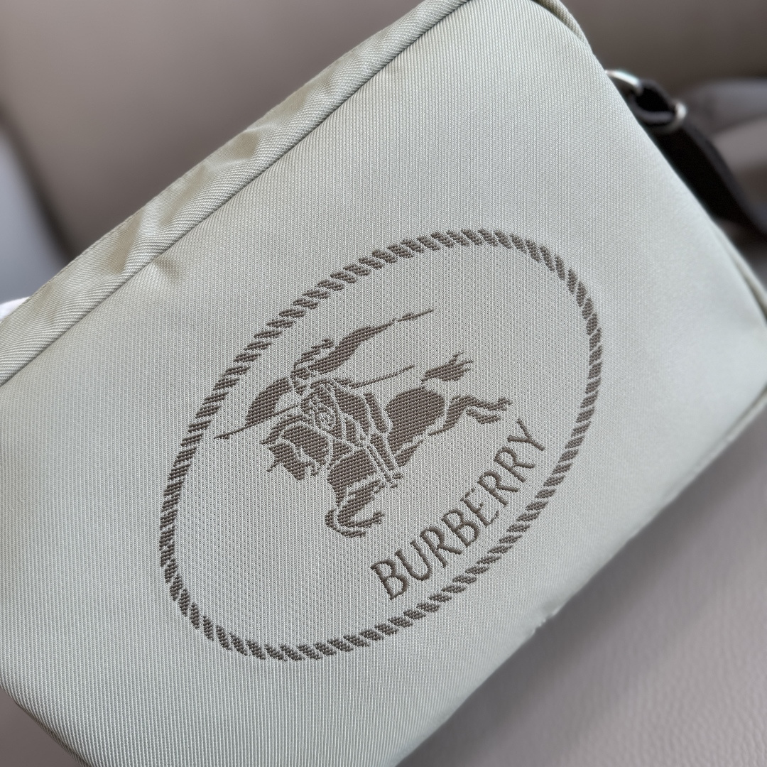 The latest cross-body messenger bag from Burberry Premium Original B is decorated with a worsted gauze knight's seal that matches the color of th