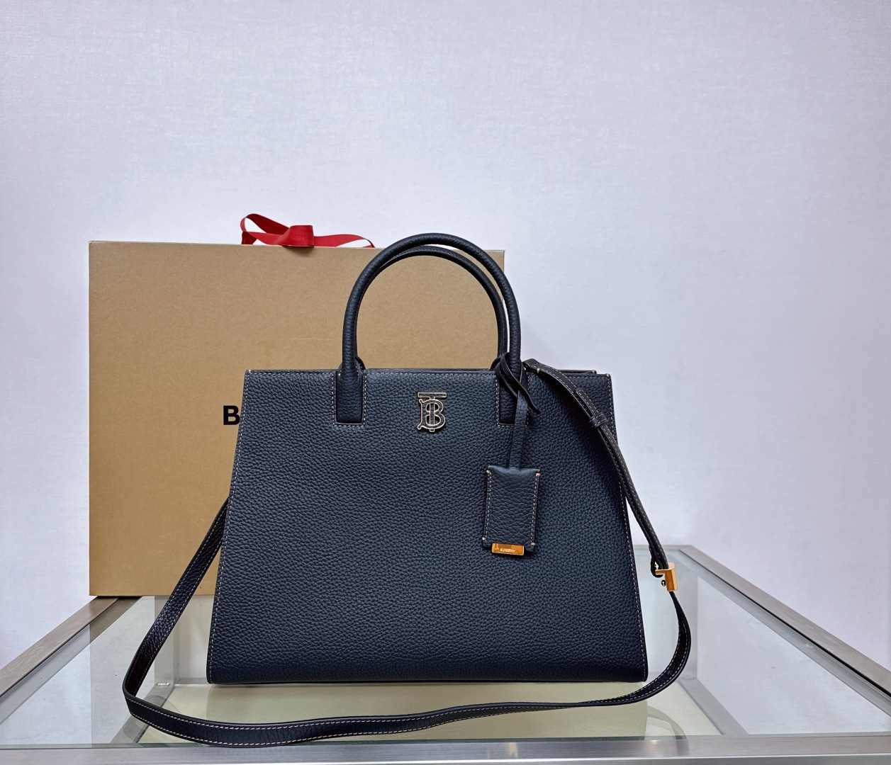 The latest version of the B family's upright tote bag is made of Italian-tanned grained leather and is eye-catchingly decorated with the glossy Thomas Burberry exclusive logo