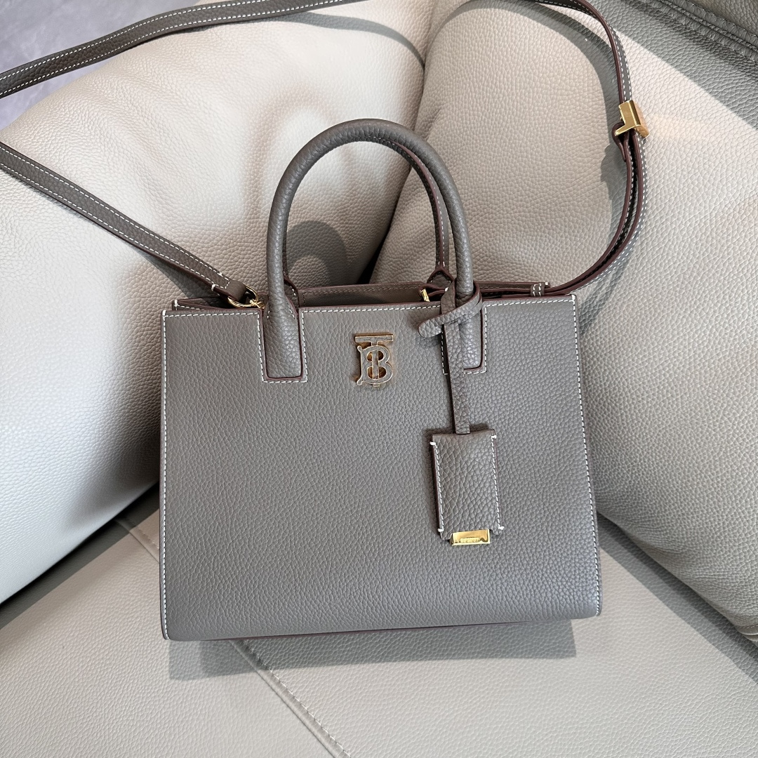 The latest version of the B family's upright tote bag is made of Italian-tanned grained leather and is eye-catchingly decorated with the glossy Thomas Burberry exclusive logo