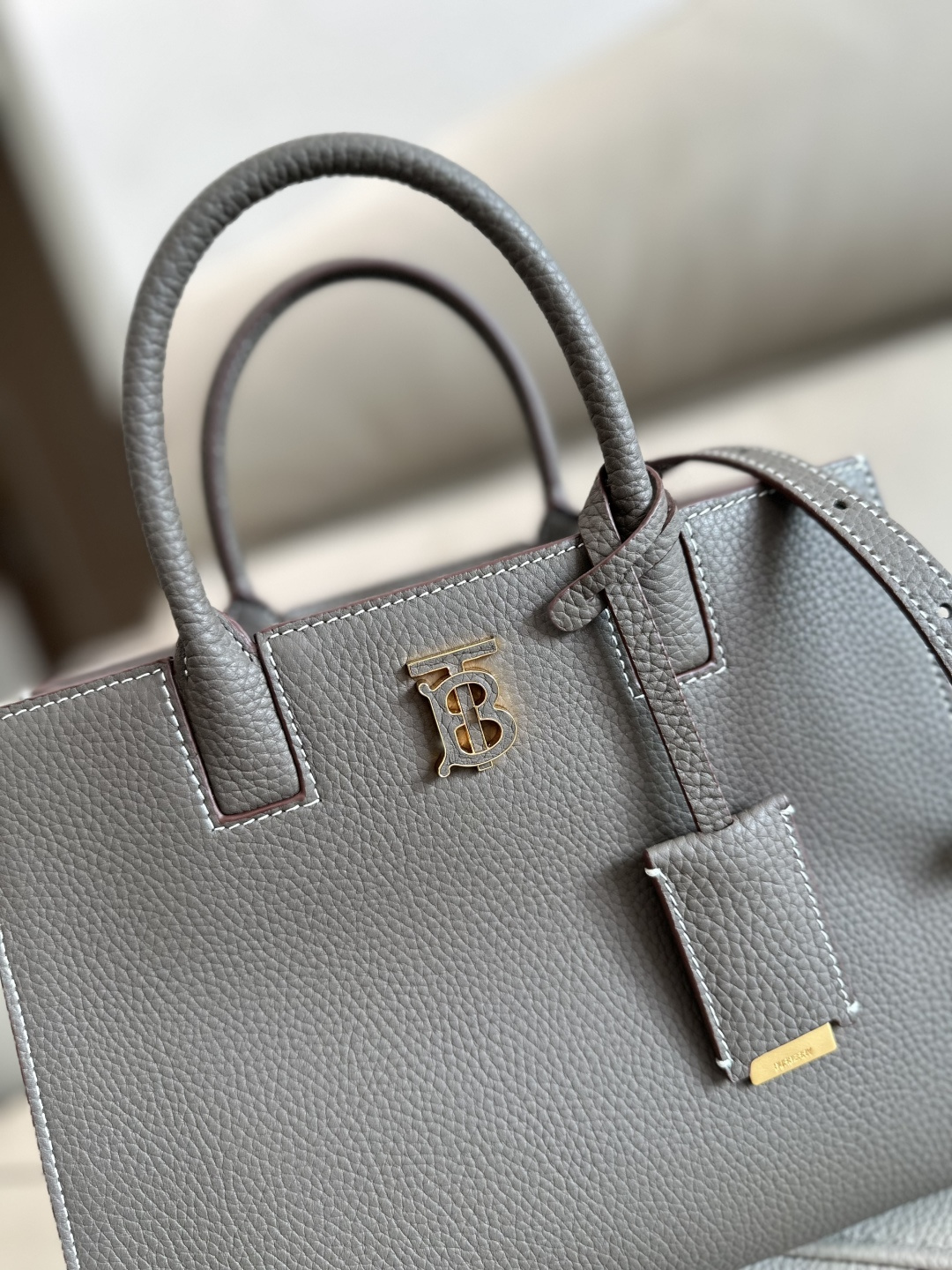 The latest version of the B family's upright tote bag is made of Italian-tanned grained leather and is eye-catchingly decorated with the glossy Thomas Burberry exclusive logo photo 3