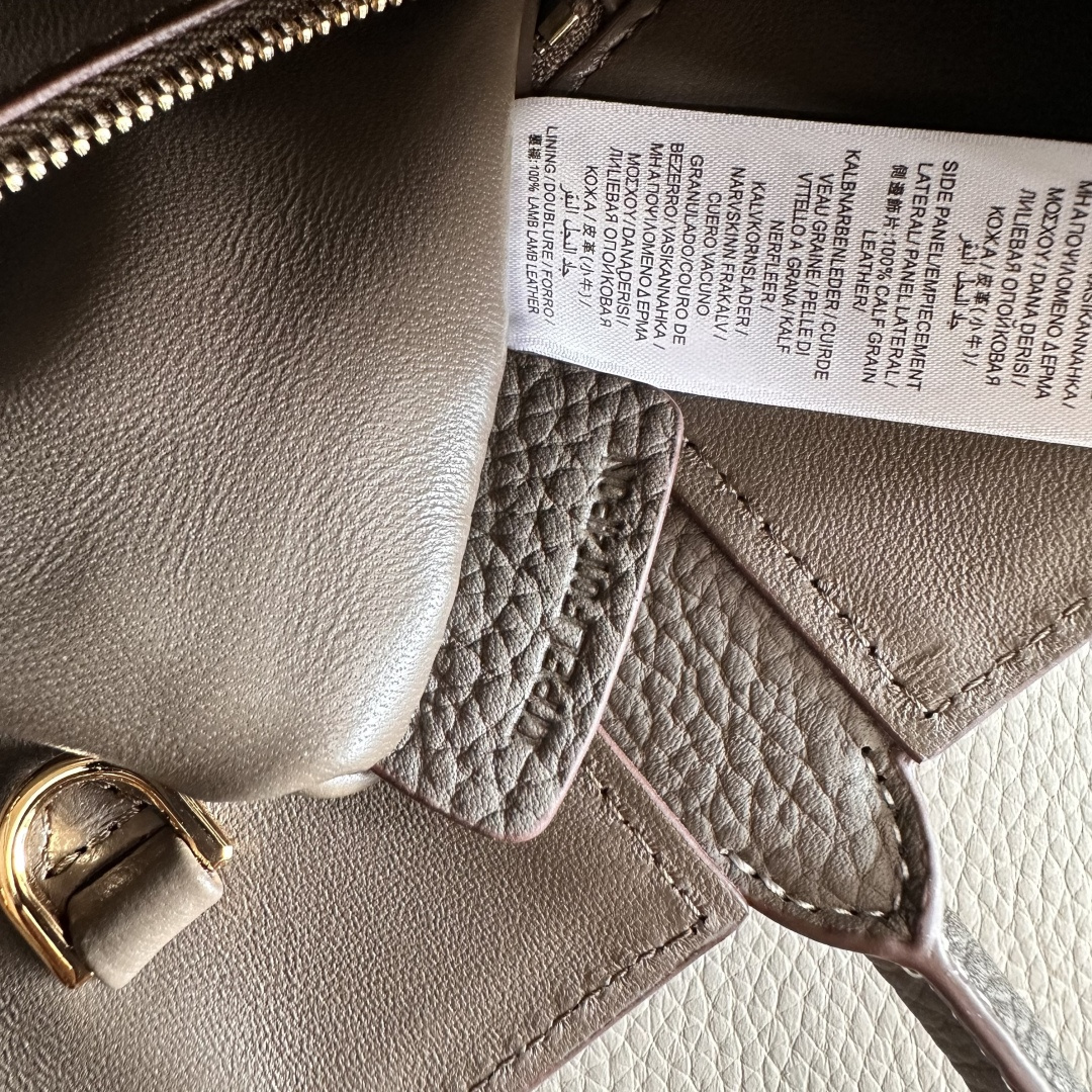 The latest version of the B family's upright tote bag is made of Italian-tanned grained leather and is eye-catchingly decorated with the glossy Thomas Burberry exclusive logo photo 4
