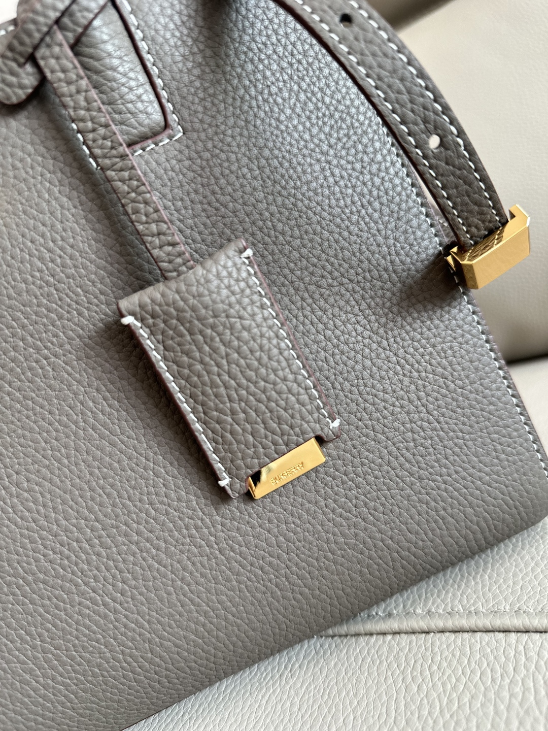 The latest version of the B family's upright tote bag is made of Italian-tanned grained leather and is eye-catchingly decorated with the glossy Thomas Burberry exclusive logo photo 5