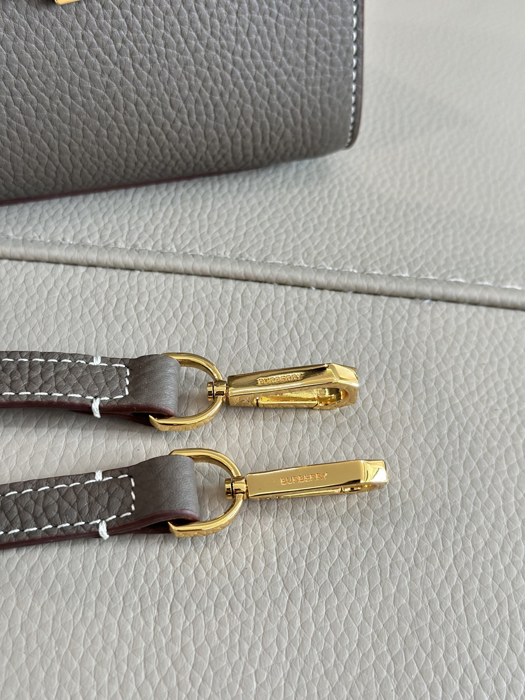 The latest version of the B family's upright tote bag is made of Italian-tanned grained leather and is eye-catchingly decorated with the glossy Thomas Burberry exclusive logo photo 7