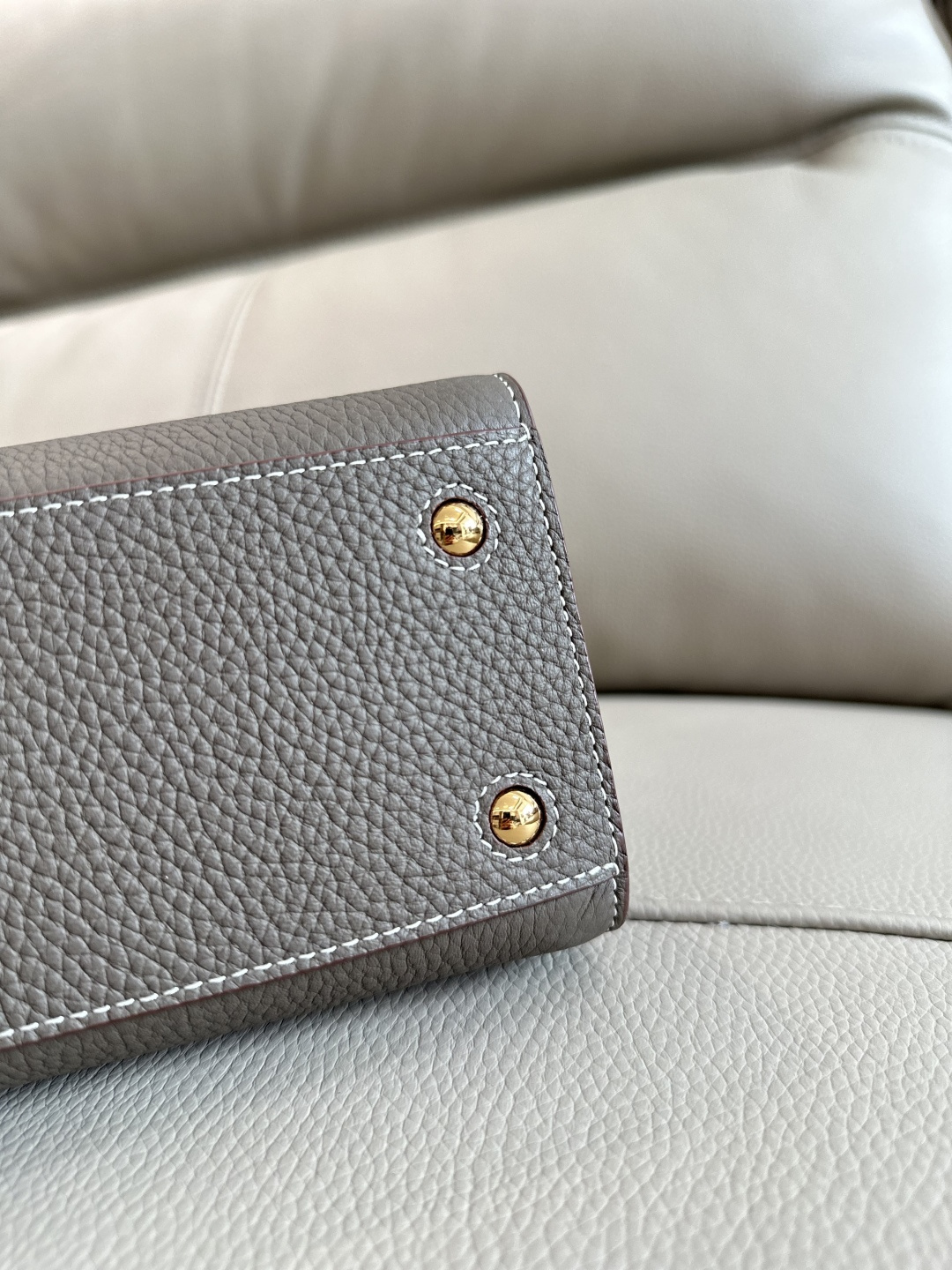The latest version of the B family's upright tote bag is made of Italian-tanned grained leather and is eye-catchingly decorated with the glossy Thomas Burberry exclusive logo photo 8
