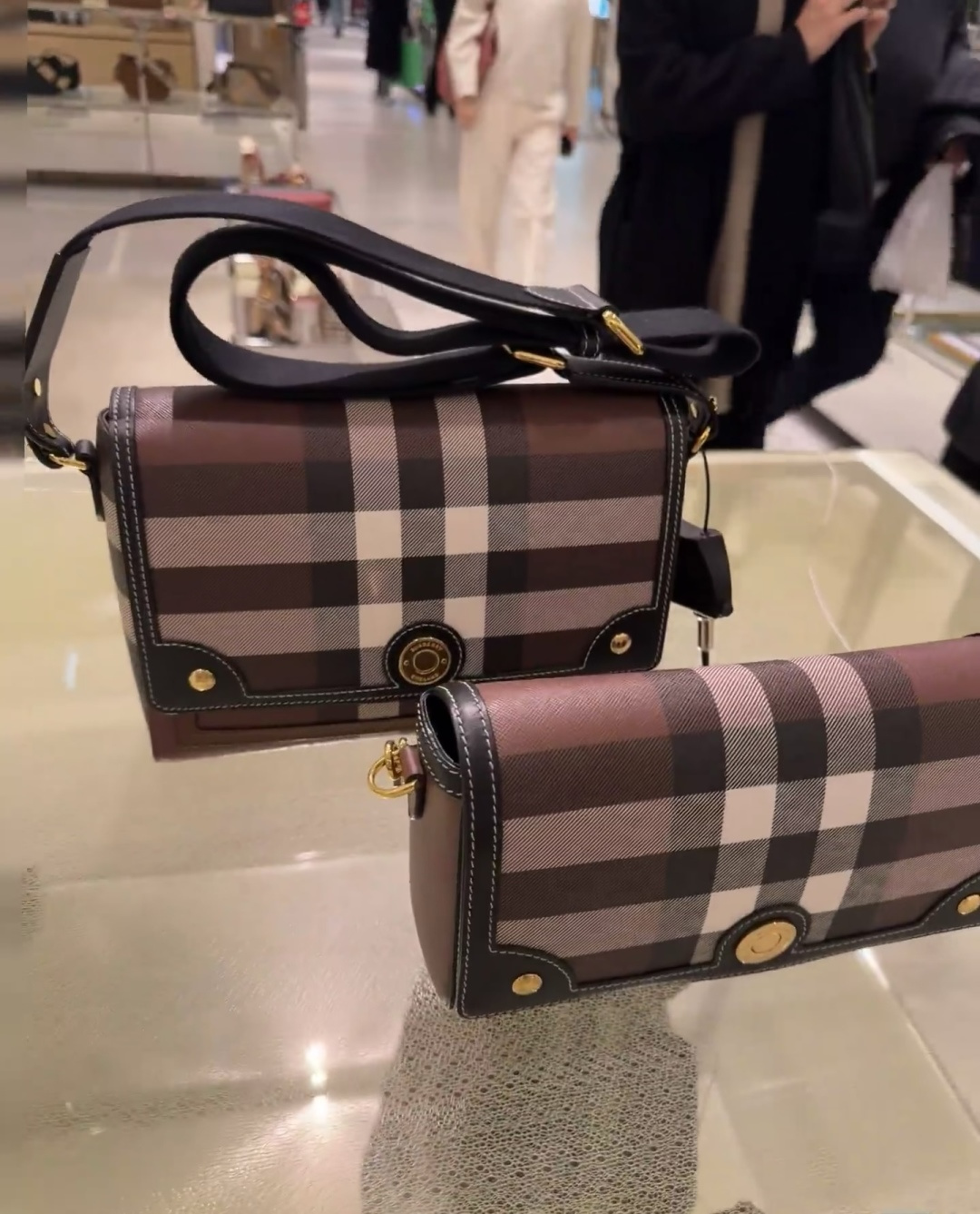 Nuevo bolso pequeño de cuadros retro. Se ve realmente increíble. Asa de mano y correa ancha con diferentes co…