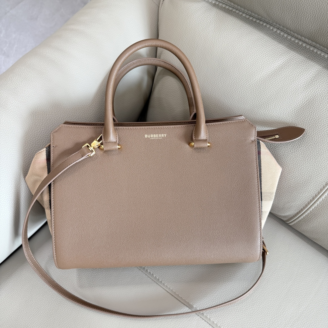 B's handbag crossbody bag, classic cotton plaid canvas and cowhide leather, bag zipper design, both sides can be folded and unfolded, multiple carrying methods, can be carried by hand or cross-body! The upper body effect is great, size: 32.5x23.5×14 model 4731