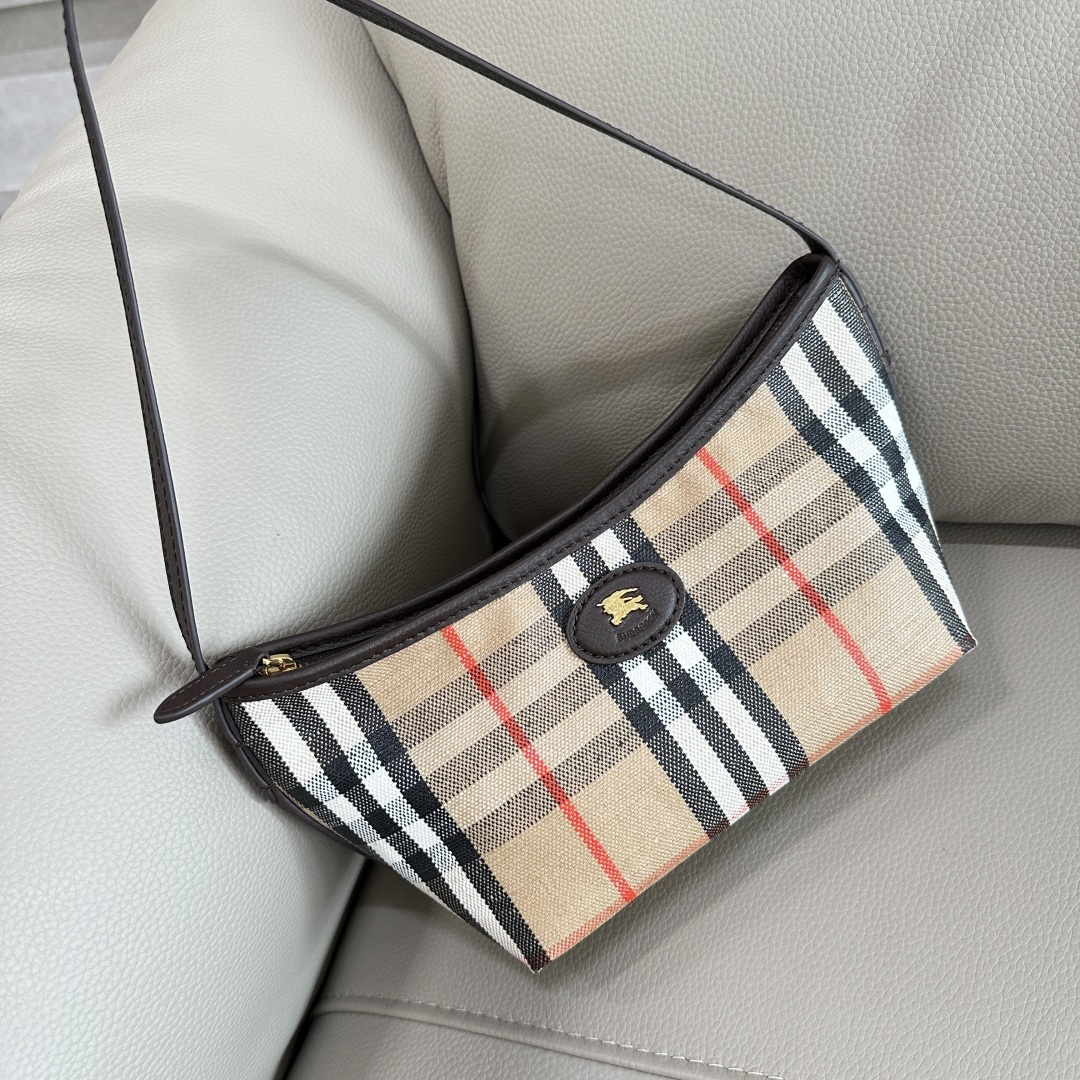 Burberry's new shoulder bag is designed with outdoor design concepts in mind. Crafted in an Italian workshop from a cotton and linen blend, it's