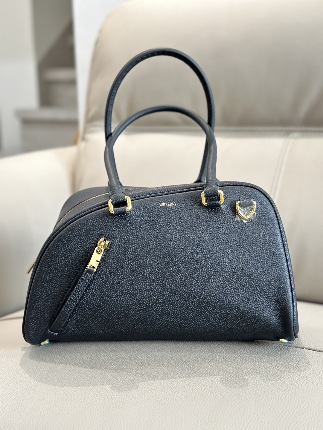() Top quality, B’s latest bowling bag, made of grained calfskin