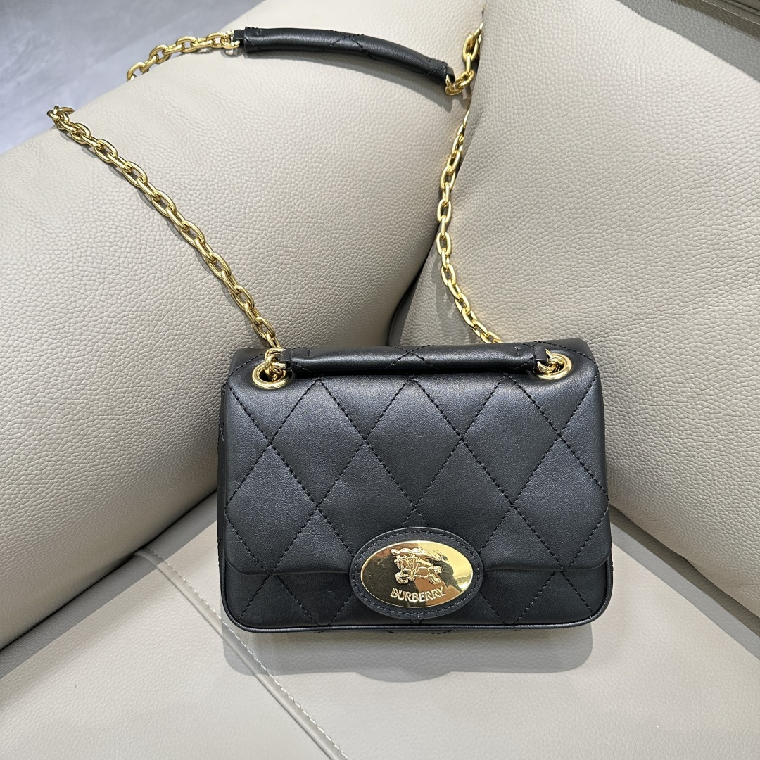 Burberry’s latest logo is made of quilted calfskin fabric, using a unique process to give it a flexible textured surface. The exquisite bag desig