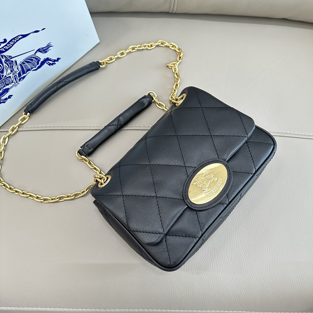 Burberry’s latest logo is made of quilted calfskin fabric, using a unique process to give it a flexible textured surface. The exquisite bag desig