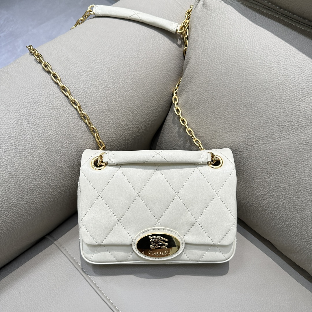 Burberry’s latest logo is made of quilted calfskin fabric, using a unique process to give it a flexible textured surface. The exquisite bag desig