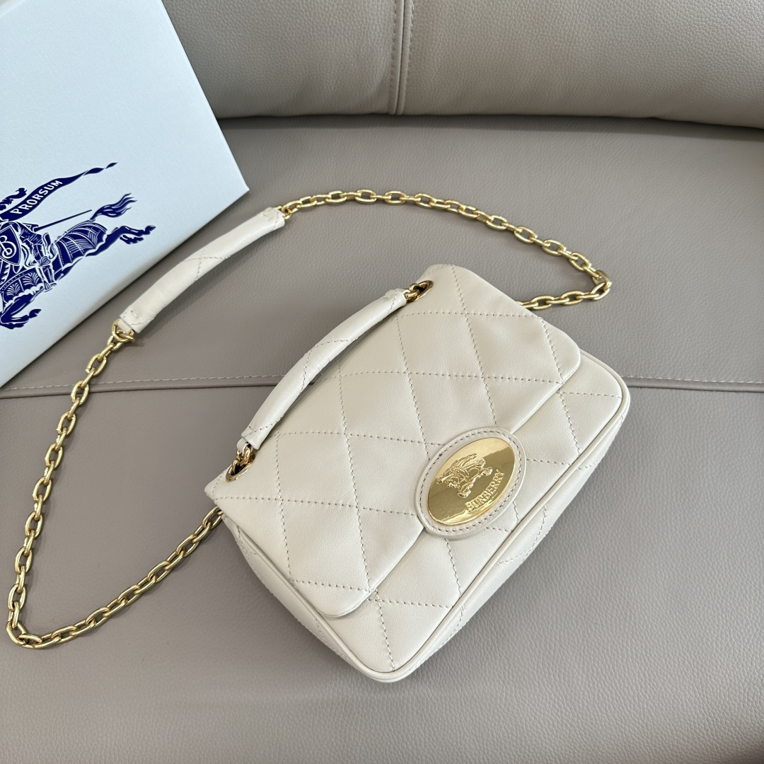 Burberry’s latest logo is made of quilted calfskin fabric, using a unique process to give it a flexible textured surface. The exquisite bag desig