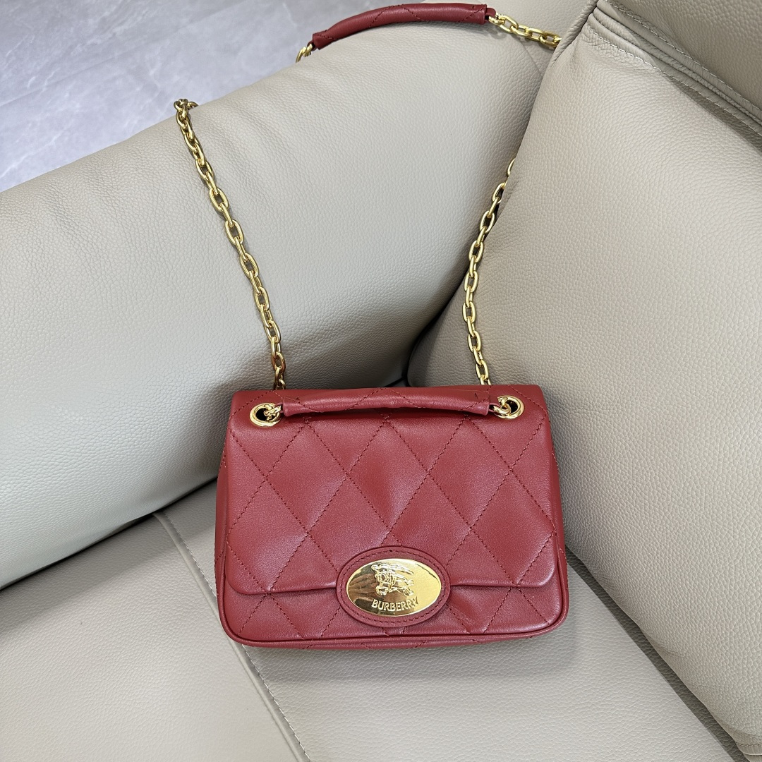 Burberry’s latest logo is made of quilted calfskin fabric, using a unique process to give it a flexible textured surface. The exquisite bag desig