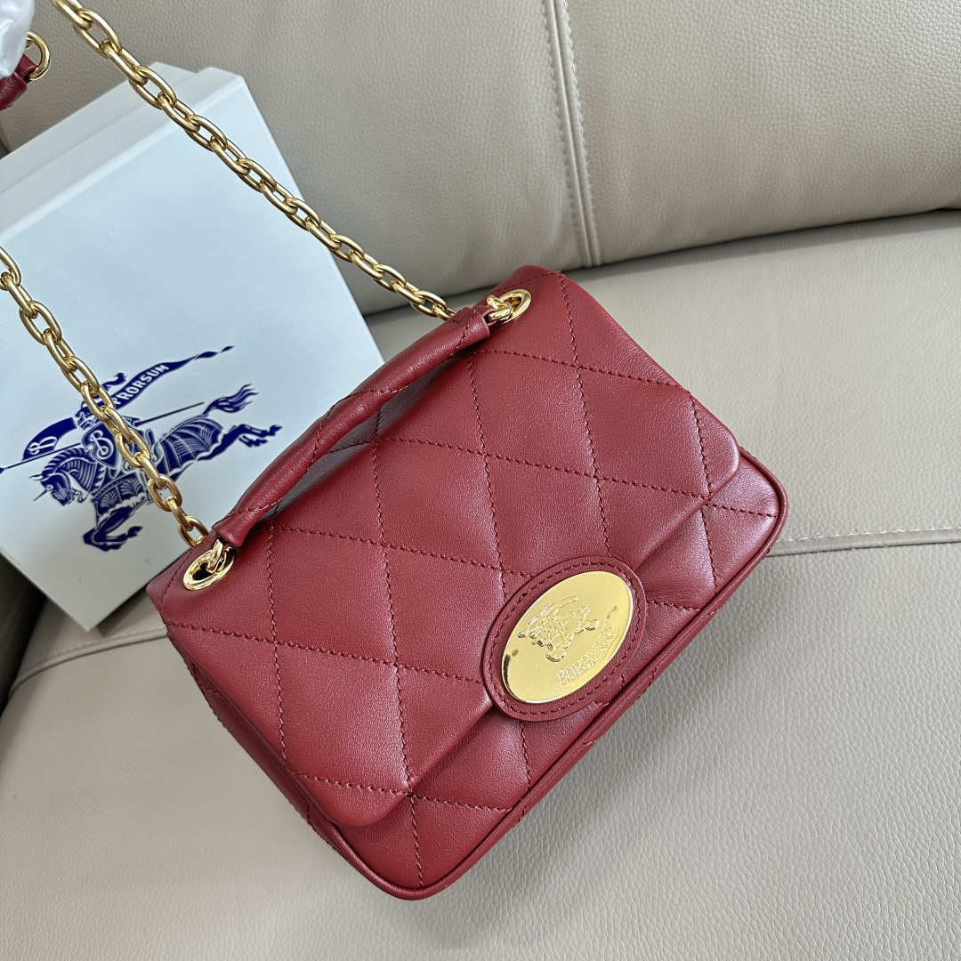 Burberry’s latest logo is made of quilted calfskin fabric, using a unique process to give it a flexible textured surface. The exquisite bag desig