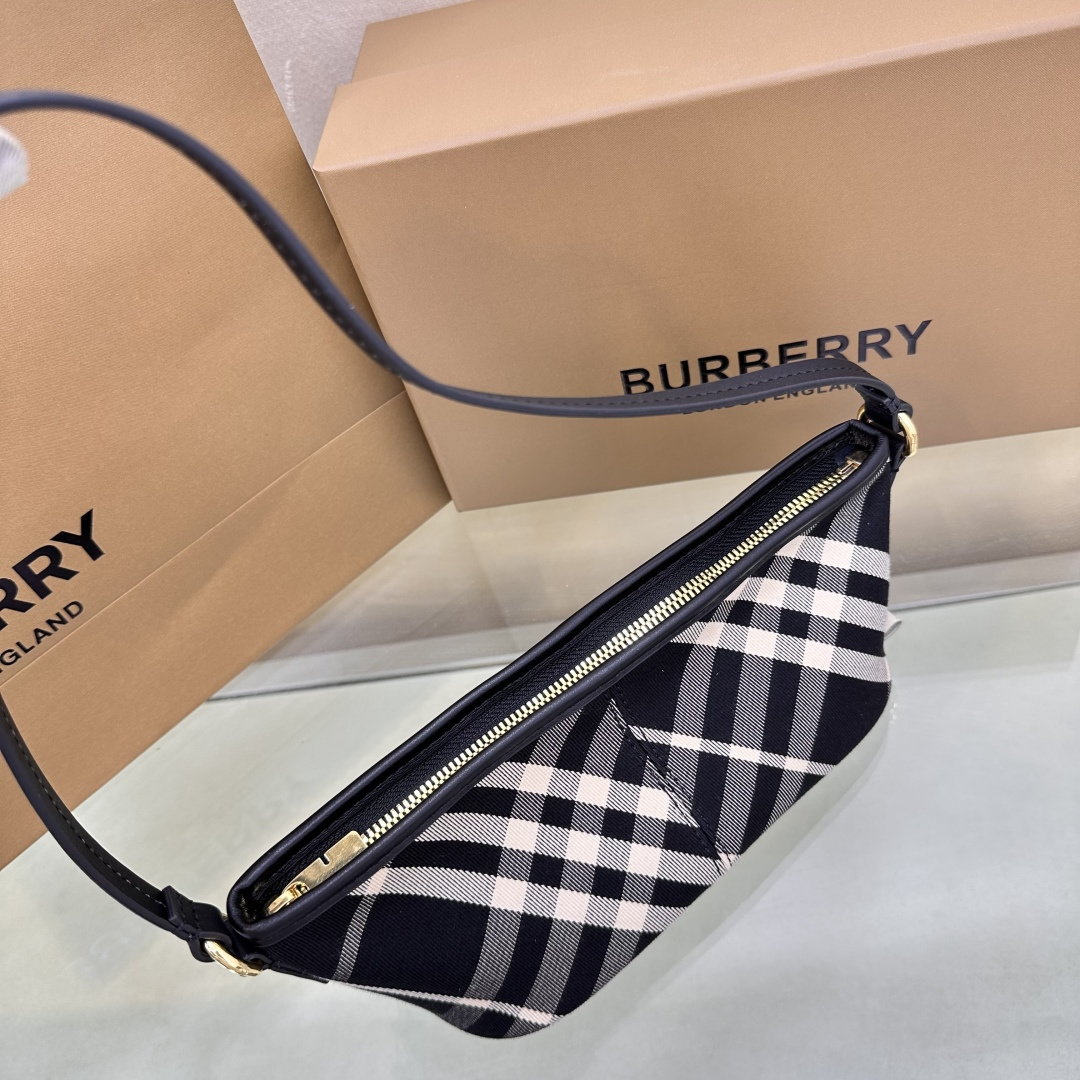 Burberry's latest armpit bag, clutch bag, multiple uses, made of soft cotton twill fabric. Decorated with jacquard worsted in Burberry's exclusiv