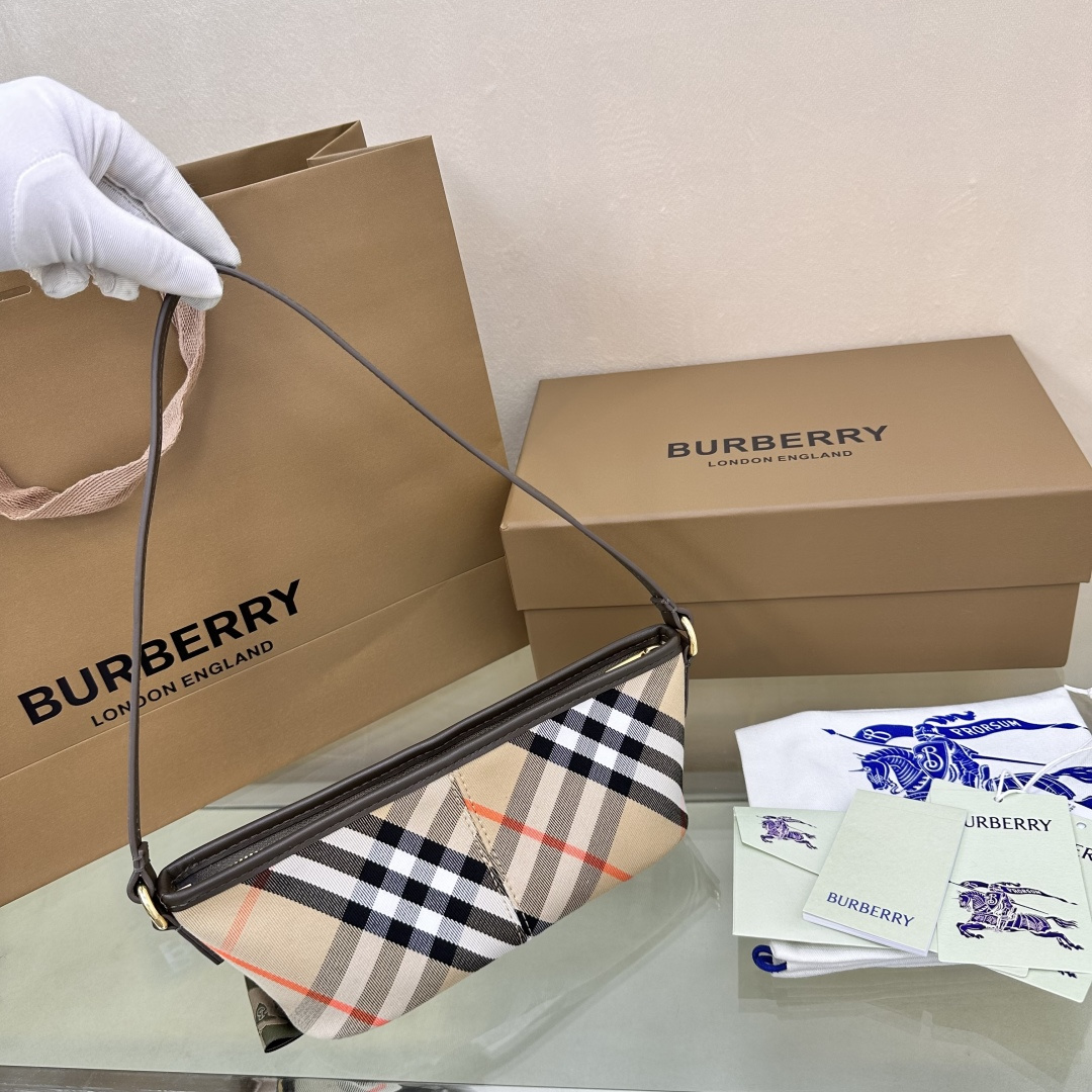 Burberry's latest armpit bag, clutch bag, multiple uses, made of soft cotton twill fabric. Decorated with jacquard worsted in Burberry's exclusiv