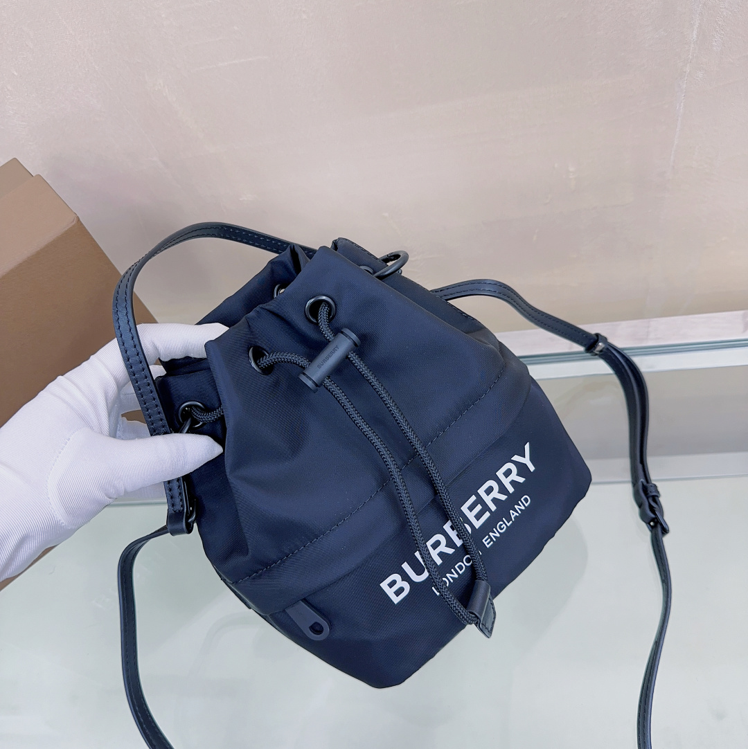 The most popular styleBurberry storage bucket with plaid elements is more classic and casual. The highlight is that it is very light! Large space